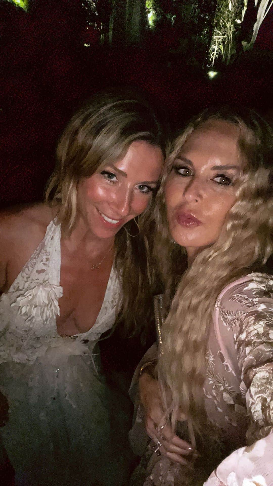 のインスタグラム：「I am beyond excited to share this week’s episode of @climbinginheelspod that features the fashion powerhouse @becknyc of @loveshackfancy ✨ Rebecca has built the most extraordinary brand that continues to grow worldwide. In this episode, we are getting into how she started the business, the fears that come with taking risks, working with your spouse and balancing motherhood and career. Today is the launch of her most major collaboration to date and it’s probably selling out while we speak! Hint :: it's starts with @gap and ends with @ciara 🌟🌟🌟🌟🌸🌸🎀🎀💞Do not miss this episode! Link in bio. 🎤🎧 @cloud10 @iheartpodcast」