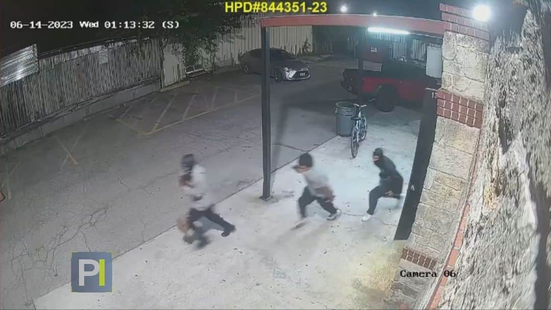 Primer Impactoのインスタグラム：「➡️ A punta de pistola unos ladrones atacan un salón de juegos y huyen con el dinero del negocio y de los aterrorizados clientes.  📺 Más en #PrimerImpacto a las 5pm/ 4C por @univision」