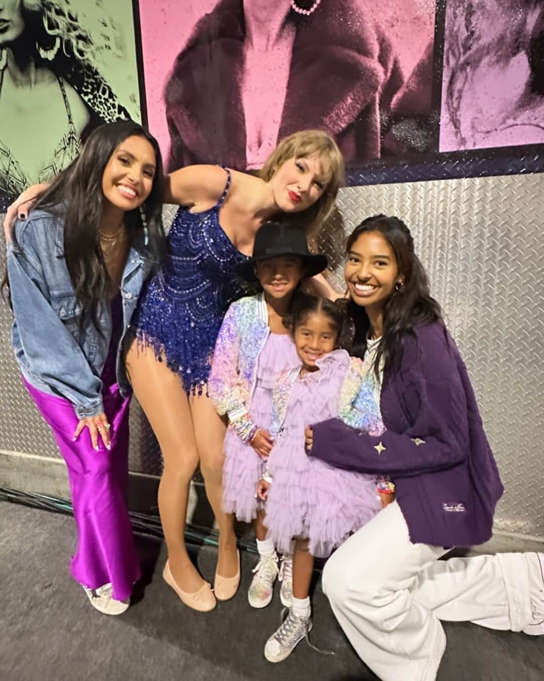 Cosmopolitanさんのインスタグラム写真 - (CosmopolitanInstagram)「Last night, Taylor Swift gave her "22" hat to Kobe and Vanessa Bryant’s daughter during the first night of the LA #ErasTour shows. 🥹🥹 See the precious moment at the link in bio.  #rg vanessabryant」8月5日 3時30分 - cosmopolitan
