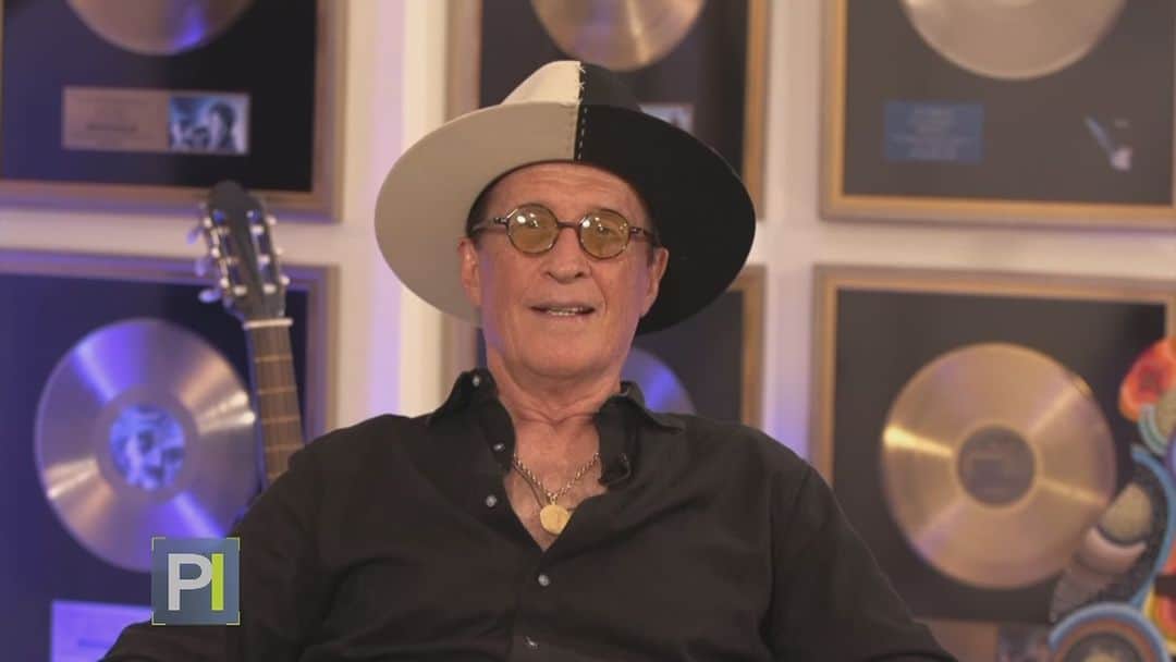 Primer Impactoのインスタグラム：「➡️ El famoso cantante Emmanuel nos recibe en su hogar para hablarnos de sus próximos proyectos y verán qué opina de la reciente oleada de divorcios entre famosos.  📺 Más en #PrimerImpacto a las 5pm/ 4C por @univision」