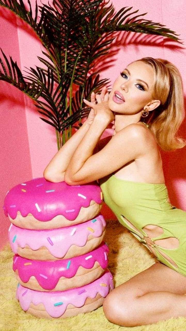のインスタグラム：「If anyone finds the Oreo version of this at #Homegoods hit a girl up 🙋🏼‍♀️ I know they are out there! 🙃 I recently bought this donut stool/table/prop whatever you wanna call it and gave it a cute little makeover for @studioariesoc 🍩🍩🍩」