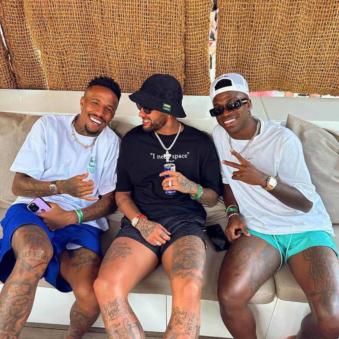 ネイマールのインスタグラム：「Só risada com meus meninos 😂😂 @vinijr @edermilitao」