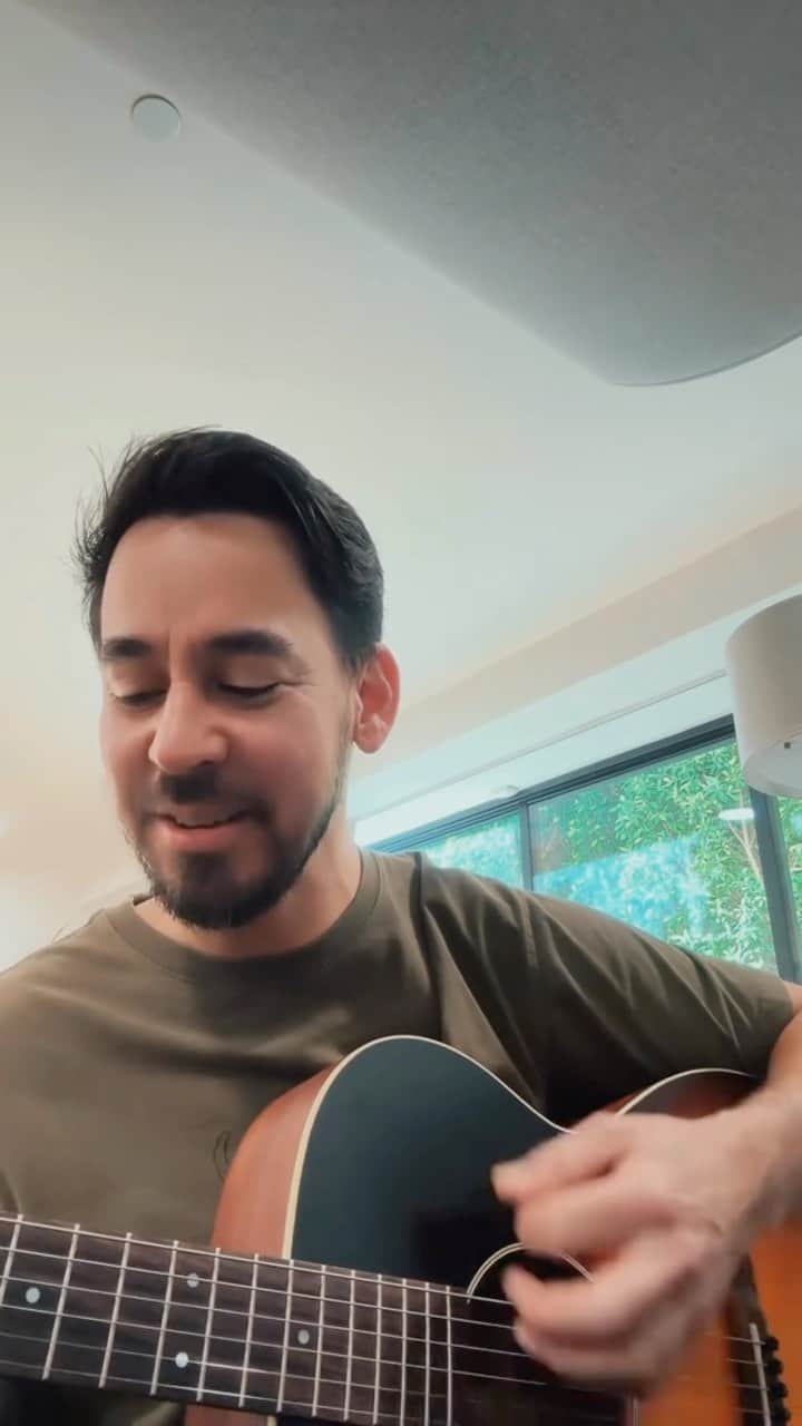 マイク・シノダのインスタグラム：「One Step Closer guitar correction and Faint Intro / chorus-check my profile for the previous video, which shows more common mistakes. @LinkinPark」