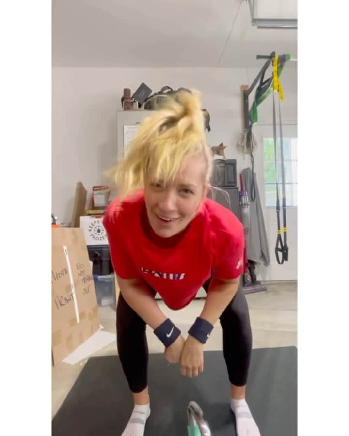 ベス・ベアーズのインスタグラム：「Another day another kettlebell... hitting goals with @themarkmlawson also reppin @uswnt swag @nike」