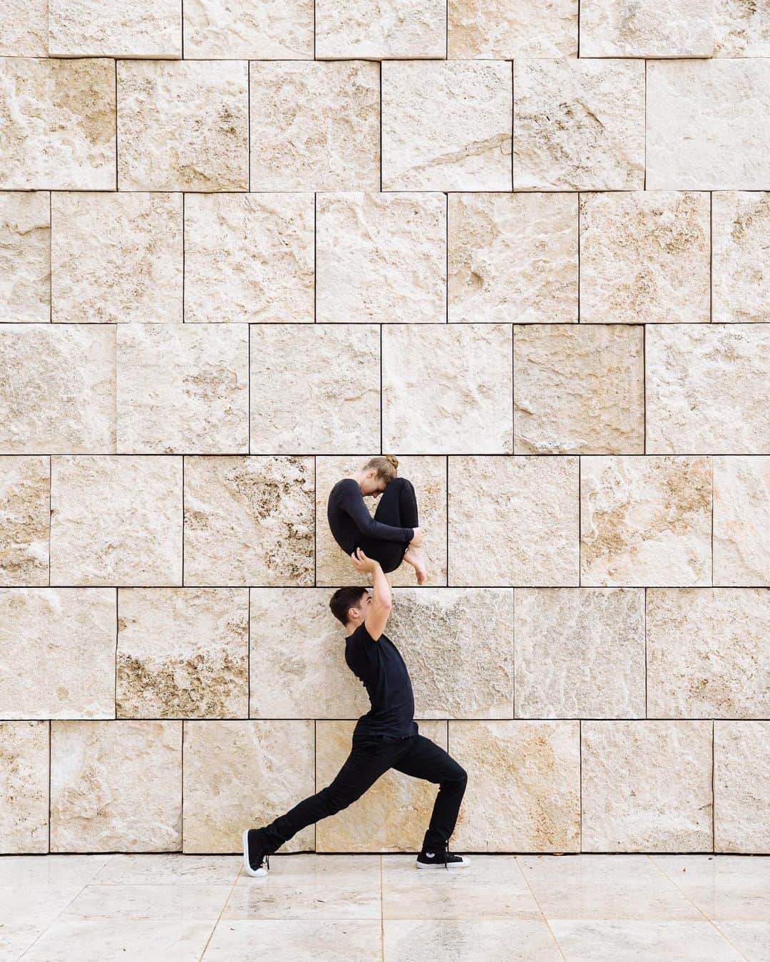ローレン·ランドルフのインスタグラム：「The photos I’ve made in collaboration with dancers have been some of my absolute favorite images ever. A selection of my very best are now available in my online print shop. I would love to see these on display in your home, office, studio. Please follow the link in my bio, there’s a lot of work I’m proud to share up there. 💛  In collaboration with @jacobjonasthecompany & @_jillwilson_」