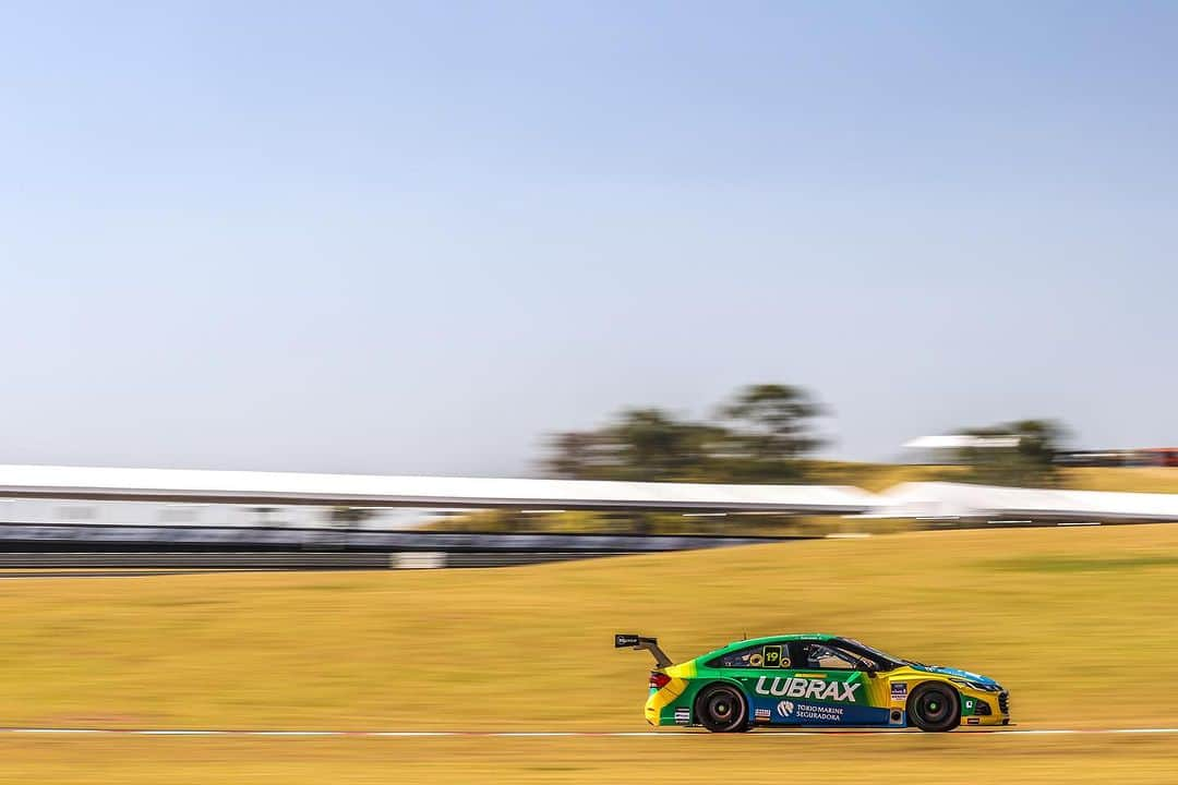 フェリペ・マッサさんのインスタグラム写真 - (フェリペ・マッサInstagram)「Primeiro dia de atividades na pista aqui!  Depois de um Track Walk com um pôr do sol maravilhoso ontem, começamos hoje com o Shakedown e, posteriormente, o primeiro treino. Ficamos em P7 geral, e finalizamos positivamente com as análises feitas durante o treino!  Amanhã teremos o segundo treino e a qualificação, que terá transmissão. Fiquem ligados! 🤙🏼💪🏼  📸 @rodrigoguimaraeshd   #stockcar #lubraxpodium #felipemassa19 #tokiomarineseguradora #betano #btgpactual #postospetrobras #richardmille」8月5日 4時01分 - massafelipe