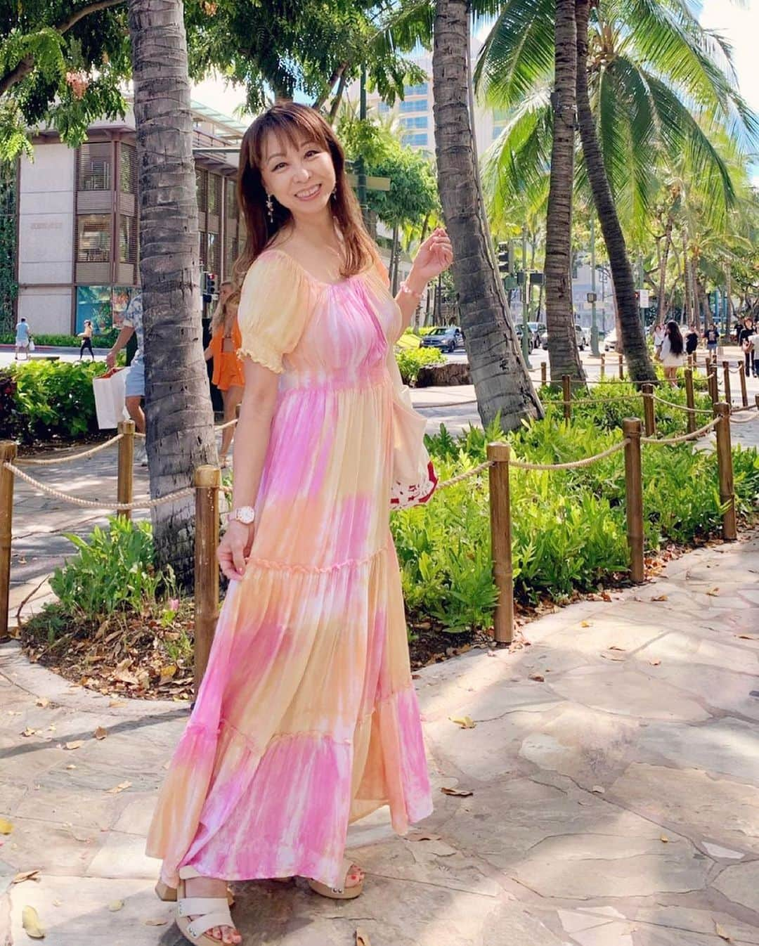 Angels By The Sea Hawaii Waikiki Based Boutiques ?Original clothing designed さんのインスタグラム写真 - (Angels By The Sea Hawaii Waikiki Based Boutiques ?Original clothing designed Instagram)「Thank you so much @noriegreen 👼 のりえさん、いつもありがとうございます。 胸の熱くなるお言葉に感激し、リポストさせていただきます🥹🩷 ————————— 📲Repost from @noriegreen  愛するAngels by the Seaの新デザイン、タイダイのロングドレス発売されています。 これだけの人気ブランドになっても、 デザイナー&オーナーのNinaは今も一からデザインを起こし、何度も色合わせをし、完成までじっくり時間をかけています。 Ninaの仕事に対するそんな真摯な姿勢は、10年前のオープンの時から変わっていません。  着やすくて、ハワイらしさに溢れていて、女性をハッピーにしてくれるAngels by the Seaのドレス、大好きです♡ —————————Thank you 👼📲  👗 Halia Tie-dye Long Dress from @angelsbythesea  📸 @noriegreen thank you so much🩷 📍Waikiki, Hawaii   この鮮やかなタイダイシリーズは 丁寧に一着ずつ職人の手により 色付けされたもので  どのドレスも少しずつ柄が違い 自分だけの特別なドレス感があります☺️💕  This vivid tie-dye series is carefully hand-dyed by craftsmen one by one.  Every dress has a slightly different pattern, so you can feel like you have your own special dress!  @angelsbythesea has been Hawaii’s resort fashion brand based in Honolulu, Hawaii, since 2010. Please visit our online store 🌺www.angelsbytheseahawaii.com Owner Designer Nina Thai (Miss Waikiki) @nina_bythesea (日本語勉強中📚🙇🏻‍♀️) Please feel free to tag your pic for a chance to be featured!  ハワイのリゾートファッション、 エンジェルズバイザシー はミスワイキキである Nina Thai によって作られたハワイオリジナルファッションブランドです🌴日本語ウェブサイトはこちら www.angelsbytheseahawaii.jp  ハワイやリゾートファッションが好きな人は是非私達のアカウントをフォローして下さい🙌また私達の商品をポストする際にタグ付けしていただいたら私達からリポストされるチャンスがあります  #angelsbytheseahawaii #angelsbythesea #resortwear #hawaii  #ハワイ #ワイキキ #シンプルコーデ #ハワイ好きな人と繋がりたい #エンジェルズバイザシーハワイ #エンジェルズバイザシー #リゾートファッション #ハワイに恋して #ハワイ限定 #シェラトンワイキキ #ワイキキビーチ #ハワイ暮らし #ハワイ好き #ハワイ移住 #ハワイ生活 #ハワイショッピング #ワイキキ #マキシドレス #ハワイでお買い物 #ninathai」8月5日 4時01分 - angelsbythesea