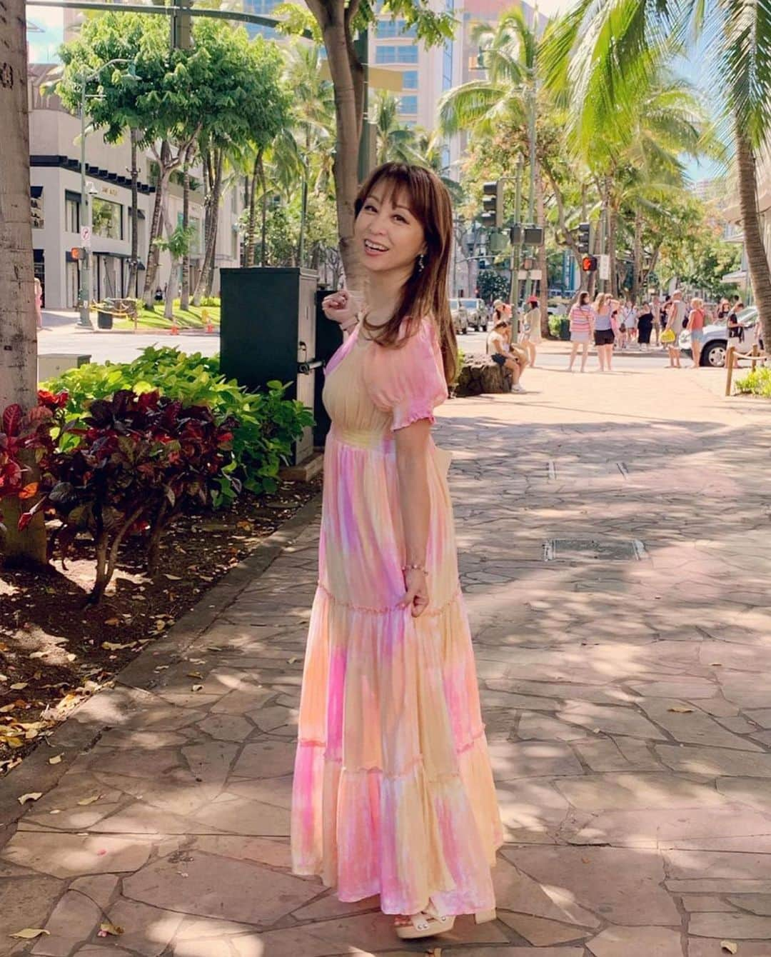 Angels By The Sea Hawaii Waikiki Based Boutiques ?Original clothing designed さんのインスタグラム写真 - (Angels By The Sea Hawaii Waikiki Based Boutiques ?Original clothing designed Instagram)「Thank you so much @noriegreen 👼 のりえさん、いつもありがとうございます。 胸の熱くなるお言葉に感激し、リポストさせていただきます🥹🩷 ————————— 📲Repost from @noriegreen  愛するAngels by the Seaの新デザイン、タイダイのロングドレス発売されています。 これだけの人気ブランドになっても、 デザイナー&オーナーのNinaは今も一からデザインを起こし、何度も色合わせをし、完成までじっくり時間をかけています。 Ninaの仕事に対するそんな真摯な姿勢は、10年前のオープンの時から変わっていません。  着やすくて、ハワイらしさに溢れていて、女性をハッピーにしてくれるAngels by the Seaのドレス、大好きです♡ —————————Thank you 👼📲  👗 Halia Tie-dye Long Dress from @angelsbythesea  📸 @noriegreen thank you so much🩷 📍Waikiki, Hawaii   この鮮やかなタイダイシリーズは 丁寧に一着ずつ職人の手により 色付けされたもので  どのドレスも少しずつ柄が違い 自分だけの特別なドレス感があります☺️💕  This vivid tie-dye series is carefully hand-dyed by craftsmen one by one.  Every dress has a slightly different pattern, so you can feel like you have your own special dress!  @angelsbythesea has been Hawaii’s resort fashion brand based in Honolulu, Hawaii, since 2010. Please visit our online store 🌺www.angelsbytheseahawaii.com Owner Designer Nina Thai (Miss Waikiki) @nina_bythesea (日本語勉強中📚🙇🏻‍♀️) Please feel free to tag your pic for a chance to be featured!  ハワイのリゾートファッション、 エンジェルズバイザシー はミスワイキキである Nina Thai によって作られたハワイオリジナルファッションブランドです🌴日本語ウェブサイトはこちら www.angelsbytheseahawaii.jp  ハワイやリゾートファッションが好きな人は是非私達のアカウントをフォローして下さい🙌また私達の商品をポストする際にタグ付けしていただいたら私達からリポストされるチャンスがあります  #angelsbytheseahawaii #angelsbythesea #resortwear #hawaii  #ハワイ #ワイキキ #シンプルコーデ #ハワイ好きな人と繋がりたい #エンジェルズバイザシーハワイ #エンジェルズバイザシー #リゾートファッション #ハワイに恋して #ハワイ限定 #シェラトンワイキキ #ワイキキビーチ #ハワイ暮らし #ハワイ好き #ハワイ移住 #ハワイ生活 #ハワイショッピング #ワイキキ #マキシドレス #ハワイでお買い物 #ninathai」8月5日 4時01分 - angelsbythesea