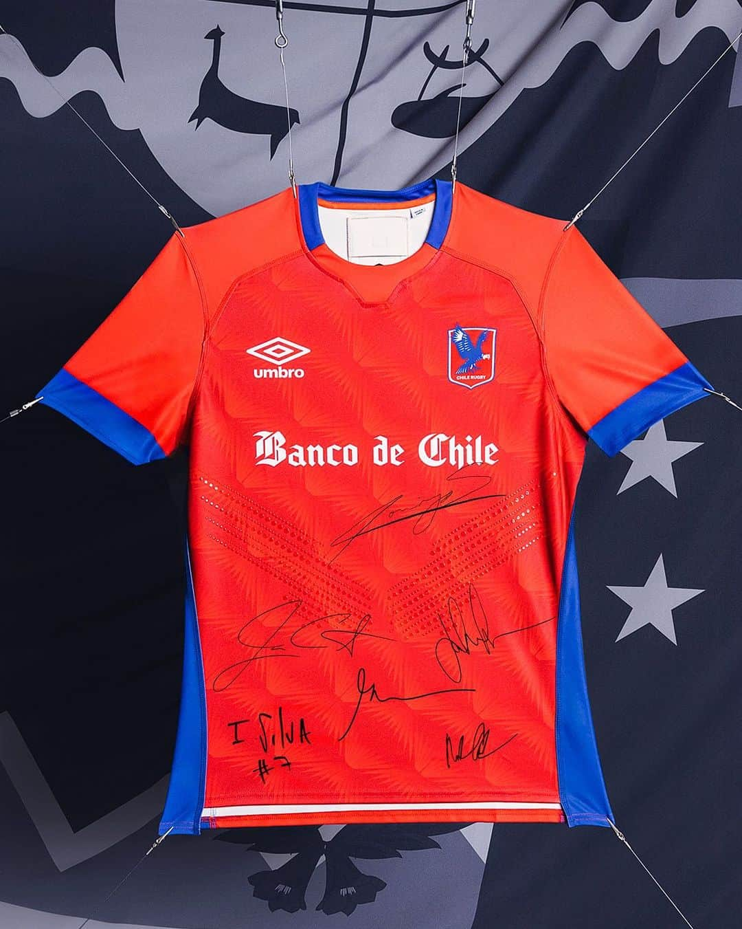 UMBROのインスタグラム：「Llamando a los fans de @condores.rugby 🔊  La cuenta regresiva para la competencia más grande del rugby empieza YA. Para celebrarlo, regalaremos ¡tres camisetas Home autografiadas! Para participar, simplemente debes:  - Seguir a @umbro y @umbrochile - Comentar este post y etiquetar a 2 amigos  El concurso empieza ahora y cierra la medianoche del 6 de agosto. El 7 de agosto anunciaremos a todos los ganadores, que serán contactados vía DM. Revisa las bases en el link de la bio  Disponible ahora en umbrochile.cl 👕 Las camisetas oficiales Home & Alternative vienen con un regalo para ti ✉️.  Un nuevo equipo para un evento histórico.  #Umbro #FromChileWithLove」