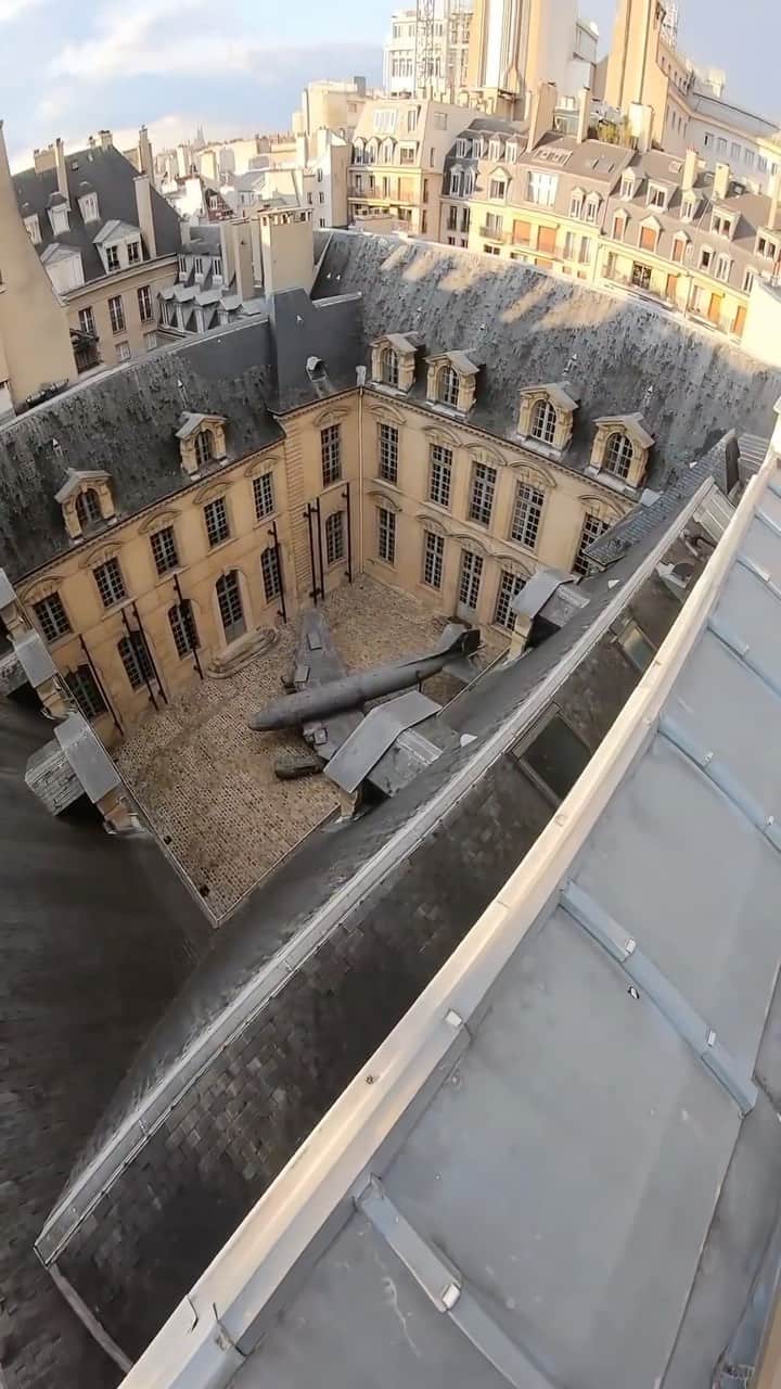 My Little Parisのインスタグラム：「Quand @toits_de_paris découvre un avion caché dans une cour d’immeuble.  🇬🇧: When @toits_de_paris discovers a plane hidden in a building courtyard.  (🎥: @toits_de_paris )」