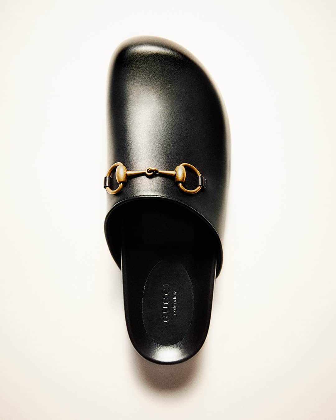 ネッタポルテのインスタグラム：「ELEVATED COMFORT: @gucci's Horsebit leather slippers are as sleek as they are comfortable. Pair yours with anything from jeans to dresses.   Tap the link in bio to shop at #NETAPORTER.」