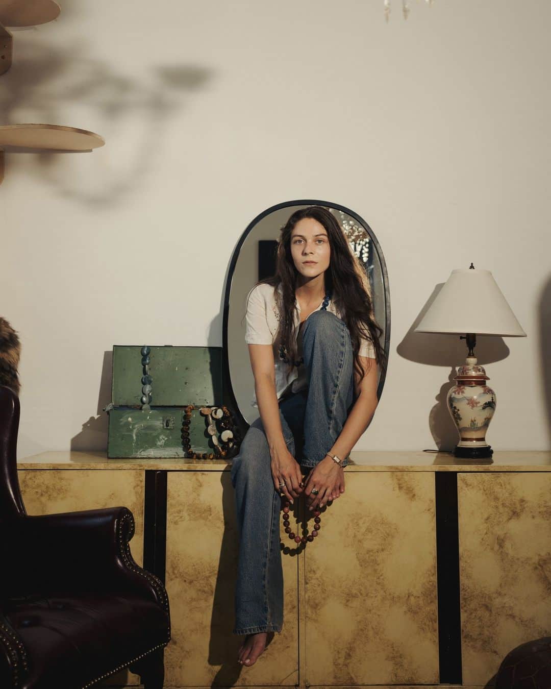 のインスタグラム：「Taylor Sade, the designer behind the brand Vertigo, said she had never strung a bead before starting the company in 2021. Now, her chokers, pendants and belts are draping the necks and waists of many young women this summer.  The brand sells a collection of accessories made of oversize beads that look as if they were plucked from the sand. They are often dark-hued but also glint in brighter colors, and they’ve shown up on many bikini-clad beachgoers — an embodiment of a self-assurance often associated with a “Hot Girl Summer.”  For the first six months, Sade sourced materials from Phoenix, where she is from and where her family lives. No pieces look exactly the same, because each stone, bead and jewel varies in color and shape. Each piece’s one-of-a-kind quality helped land Vertigo in Sports Illustrated, a Victoria’s Secret ad and a Frankies Bikini billboard in SoHo.  Sade attributes the brand’s success to her attention to detail. “I have people directly messaging me, ‘This is the most beautiful package I’ve ever received,’” she said. “And it literally sounds like a joke, but it’s because I spent five minutes wrapping your suede cord into a bow!”  Tap the link in our bio to read more about the bohemian appeal of @vertigo_nyc. Photos by @amirbangs」