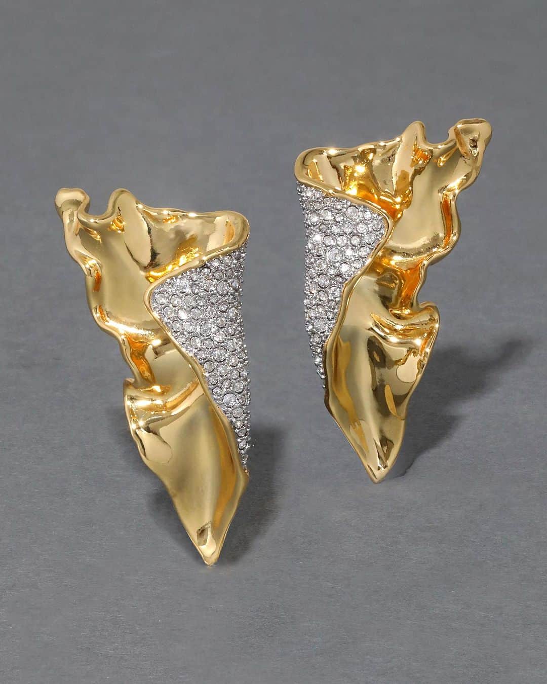 アレクシスビッターのインスタグラム：「The Foldover Post with micro pave .14k gold plate with Rhodium and pave crystal. Just a slice of 1989 to make you feel good.」