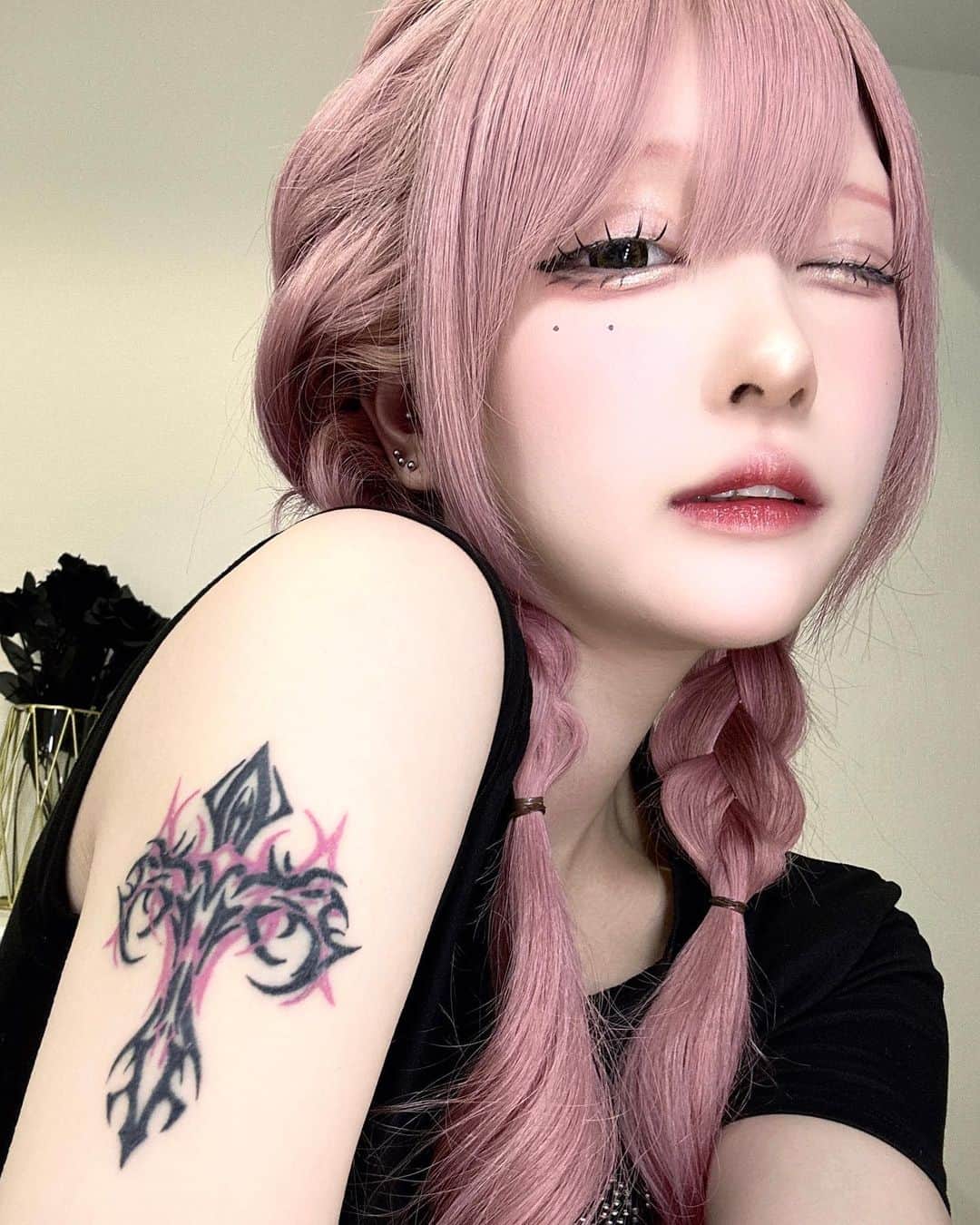 ハウスダストのインスタグラム：「新しいタトゥーが増えました！！  今まだ傷が治ってる途中だから違和感あるけどもう完成は見えてる！すごく可愛い😭🩷  入れようか迷ってる時にライブで相談したら 「自分の身体の事だから好きなようにしなね」ってみんなが言ってくれてそのおかげで踏み出せたの！‪ ; ;♡  ほんとにありがとう（；_；）  多分これからはこういうタトゥーが増えていくと思います!!(もう増やす事を考えてる笑)  掘ってくれたのは @tattooist_k_ さん！  タトゥー入れよう！ってなって必死に探して見つけた人なんだけど、本当に掘るの上手いし物腰も柔らかいのにこだわりがしっかりある人だったの😭✨  是非メンションさせてくださいって言ったら快くOKしてくださいました（；_；）感謝  アフターケアまでちょーーーーしっかりしてくれるから気になってる方是非😭✨👍  そして次もよろしくお願いします！笑  きっと動画とかで出るタイミングもあると思うので びっくりさせないよう先に報告でした！！  おわり！」