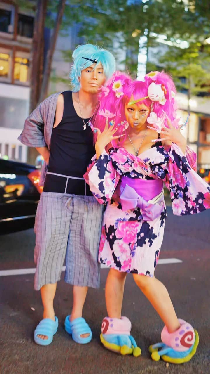 Harajuku Japanのインスタグラム：「16 Summer Street Styles in Harajuku w/ Japanese Gyaru, Y2K Hairstyles, X-Japan, Ahoge, Gothic Lolita, Cyber & More  Let us know which of these Tokyo summer street styles are your favorites! It’s getting hotter and hotter in Harajuku, there are Japanese festivals every weekend, kids are on summer vacation, and summer street style has arrived! Sunny Bunny and Kechan were on their way to a Bon Odori when we caught their gyaru kimono looks. Several people in this video had just had their hair done (many of Tokyo’s most famous hair salons are in Harajuku), Christina from Mexico was wearing all white, we were lucky to run into the Yunnon Twins from Osaka, Maru was wearing vintage Gaultier, Yukachin is always amazing in Gothic Lolita, Yurichi has been loving cyber style this summer, Esme made her own jacket, and Japanese artist Yummy (she has an exhibition in August) made us smile with her anime-inspired hairstyle! Please leave a comment and let the people in the video know if you like their styles!!  Everyone in this video: @33kechan @sunnybunnycupcake @pase_5 @tmm_green @friskypug @killemwithkindness_4696 @yunnon_twins @_shuntamal @yukachindayo21 @lil_u_rich @tomato_is_perfect (in @____ikumi____) @1__go____11_ @esmesalzman @ymymix_ @sipipi_i @hal16shana  #gyaru #kimono #JapaneseStreetwear #streetstyle #streetfashion #fashion #style #JapaneseHairstyle #JapaneseFashion #JapaneseStreetFashion #JapaneseStreetStyle #Japan #Tokyo #TokyoFashion #原宿 #Harajuku #ファッションウィーク #ストリートファッション #ストリートスタイル #ギャル #gothiclolita #Y2KAesthetic」