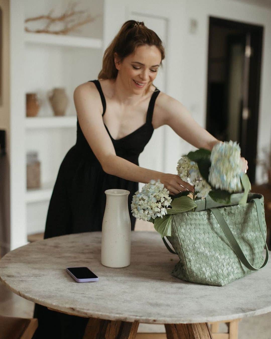 ダニエル・パナベイカーのインスタグラム：「Come over for dinner. I can’t cook but there’ll be fresh flowers and delicious takeout!」