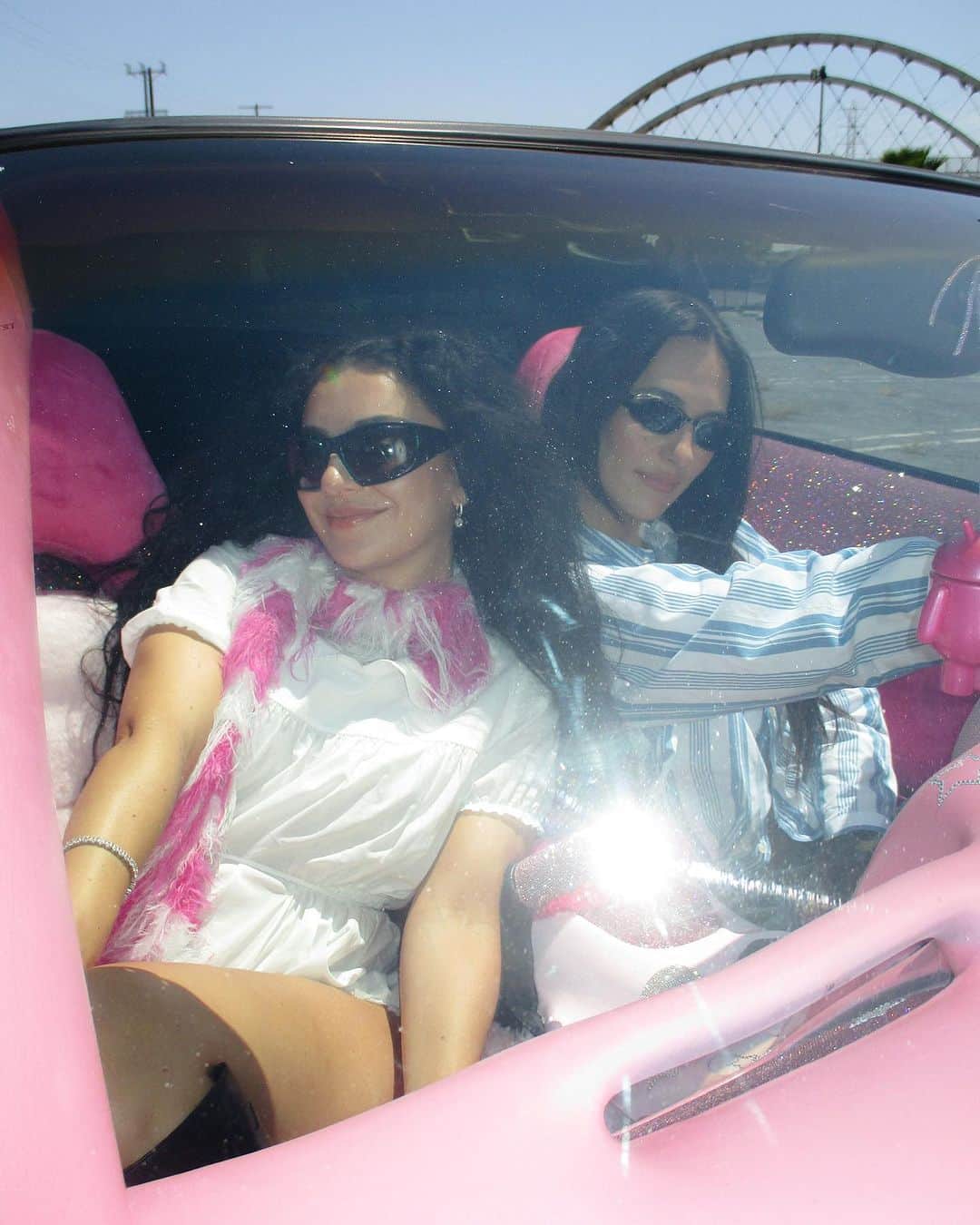 チャーリー・エックス・シー・エックスのインスタグラム：「speed drive climbing the charts get in bitch!」