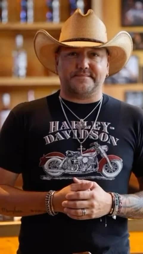 ジェイソン・アルディーンのインスタグラム：「It’s official, @jasonaldeans is now open in Gatlinburg! Y’all come see us.」