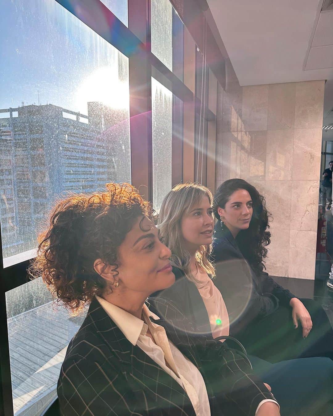 ジュリアナ・パエスのインスタグラム：「Tente fazer uma pose séria ao lado delas @palommaduarte @marthanowill e falhe miseravelmente! Ahahahaha ❤️ #PedaçoDeMim @netflixbrasil」