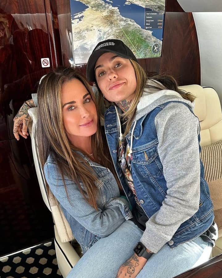 E! Onlineさんのインスタグラム写真 - (E! OnlineInstagram)「#RHOBH's Kyle Richards and country star Morgan Wade are addressing the dating rumors. ☝️ Link in bio for their cheeky video response to the reports. (📷: Instagram)」8月5日 5時00分 - enews