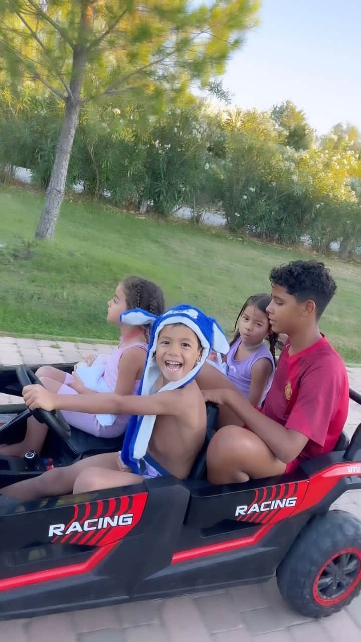 のインスタグラム：「Hasta el infinito y más allá 💘」