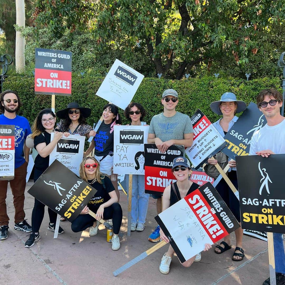 ジョーイ・キングのインスタグラム：「Get in loser we’re going picketing. Loved seeing some of our #WeWereTheLuckyOnes family today💕」