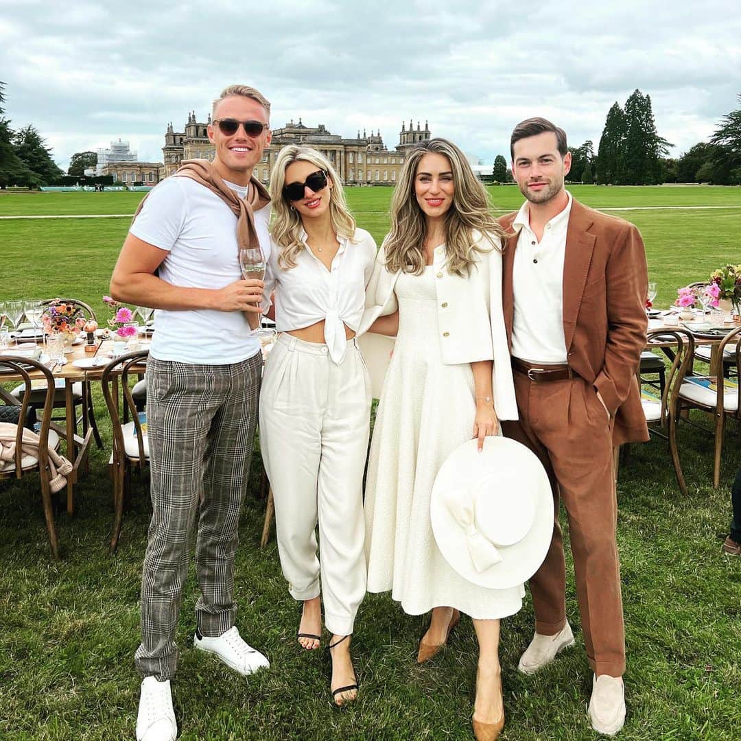 マックス・チルトンのインスタグラム：「As always @thegentsjournal & @harryjarman putting on the best of days. Also great to spend some more time with the wonderful couple @lydiamillen @aligordon. #blenheimpalace」