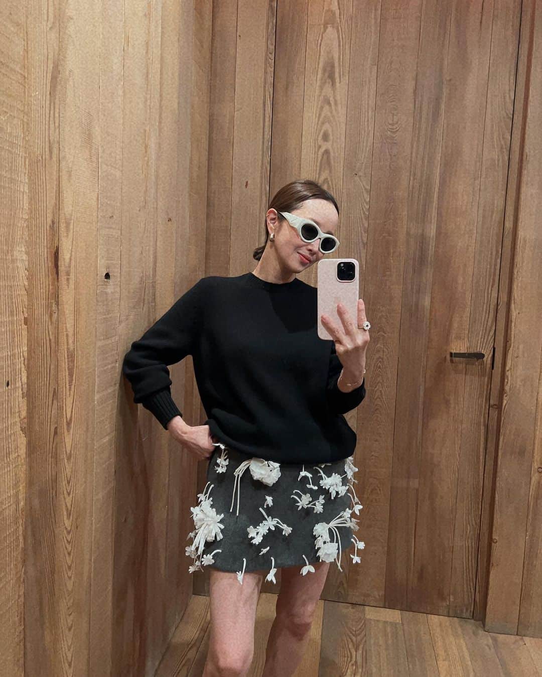 翁安芸のインスタグラム：「PRADAの秋冬コレクションがとっても可愛い🤍🩶🖤  シンプルで形がキレイなニットに、お花のディテールがなんともときめくスカートはコレクションで一番好きだったルック✨  シューズやジュエリーも可愛く、、この冬どれも欲しいと思ってしまうコレクションでした🤣🤍✨  #prada #PRADAFW23 #プラダ」