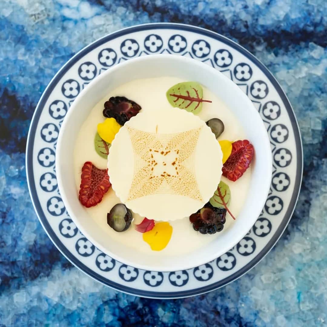 HYPEBEASTさんのインスタグラム写真 - (HYPEBEASTInstagram)「@hypebeaststyle: Following the opening of @louisvuitton's summertime café in Saint-Tropez, the fashion house looks to open a resort boutique store and its first Italian café in Taormina, Sicily.⁠ ⁠ The new store looks to the blue hues of the Mediterranean to inspire the decor combined with hits of the signature monogram found on the housewares. The fashion store concept will provide food, entertainment, technology, and more offering all-day services that span from breakfast to lunch created by Chef Roberto Toro.⁠ ⁠ Guests who visit the store will find ready-to-wear, bags, footwear and accessories from the LV by the Pool collection, as well as a special edition of the signature Neverfull tote bag.⁠ Take a look at the new venue above.⁠ Photo: Sabrina Battagliola/Louis Vuitton⁠」8月5日 5時40分 - hypebeast
