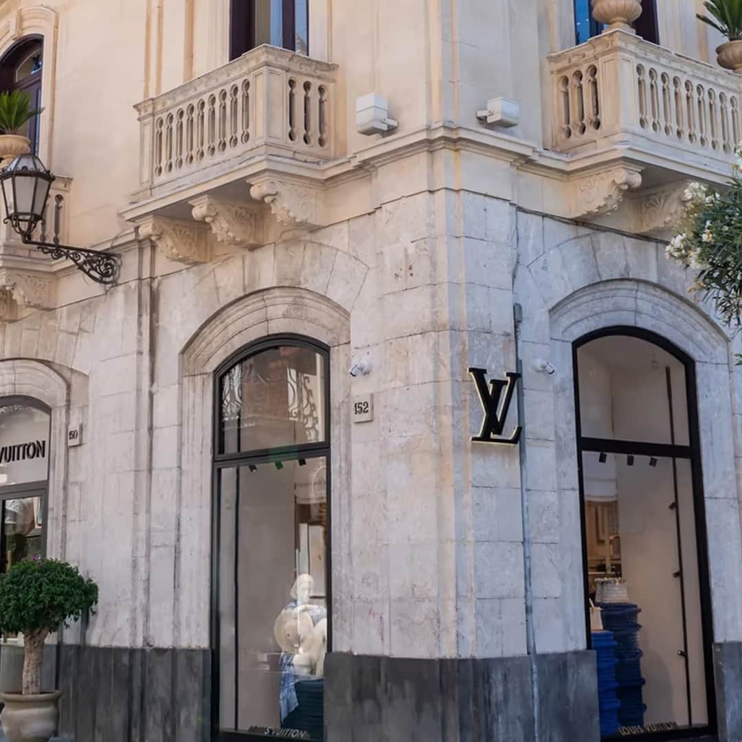 HYPEBEASTさんのインスタグラム写真 - (HYPEBEASTInstagram)「@hypebeaststyle: Following the opening of @louisvuitton's summertime café in Saint-Tropez, the fashion house looks to open a resort boutique store and its first Italian café in Taormina, Sicily.⁠ ⁠ The new store looks to the blue hues of the Mediterranean to inspire the decor combined with hits of the signature monogram found on the housewares. The fashion store concept will provide food, entertainment, technology, and more offering all-day services that span from breakfast to lunch created by Chef Roberto Toro.⁠ ⁠ Guests who visit the store will find ready-to-wear, bags, footwear and accessories from the LV by the Pool collection, as well as a special edition of the signature Neverfull tote bag.⁠ Take a look at the new venue above.⁠ Photo: Sabrina Battagliola/Louis Vuitton⁠」8月5日 5時40分 - hypebeast