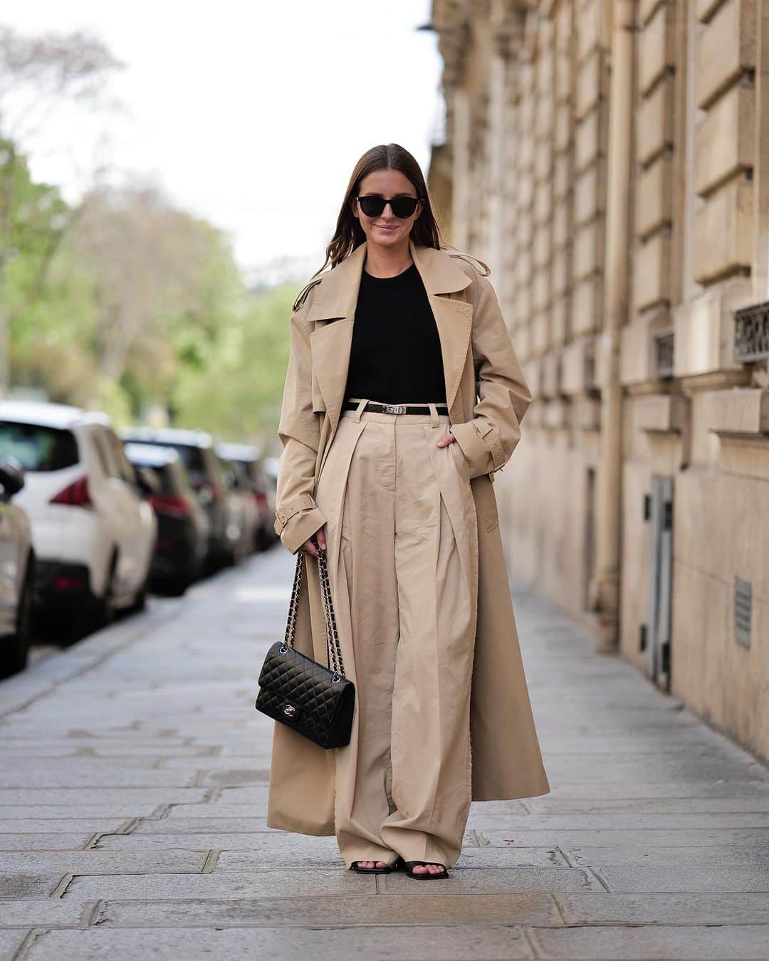 ELLE Brasilのインスタグラム：「Se você está procurando um trench-coat para chamar de seu neste inverno, a editora de shopping @chantalsordi te dá o caminho das pedras. A peça atemporal apareceu tanto nas passarelas quanto no streetstyle, em versões mais clássicas ou moderninhas. Já tem o seu?」