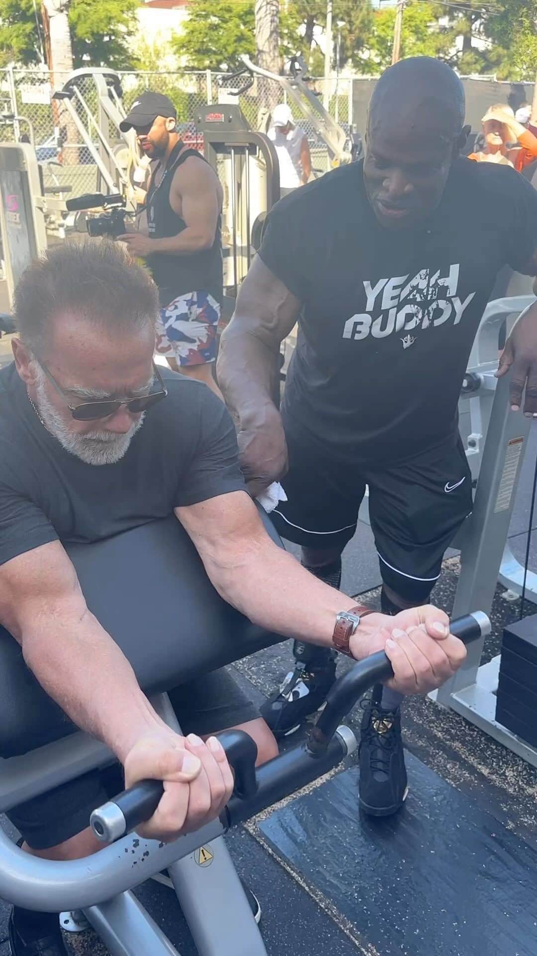 アーノルド・シュワルツェネッガーのインスタグラム：「Pumping with 👑 @ronniecoleman8. Get your pump delivered to your inbox for free every day at the link in my bio.」