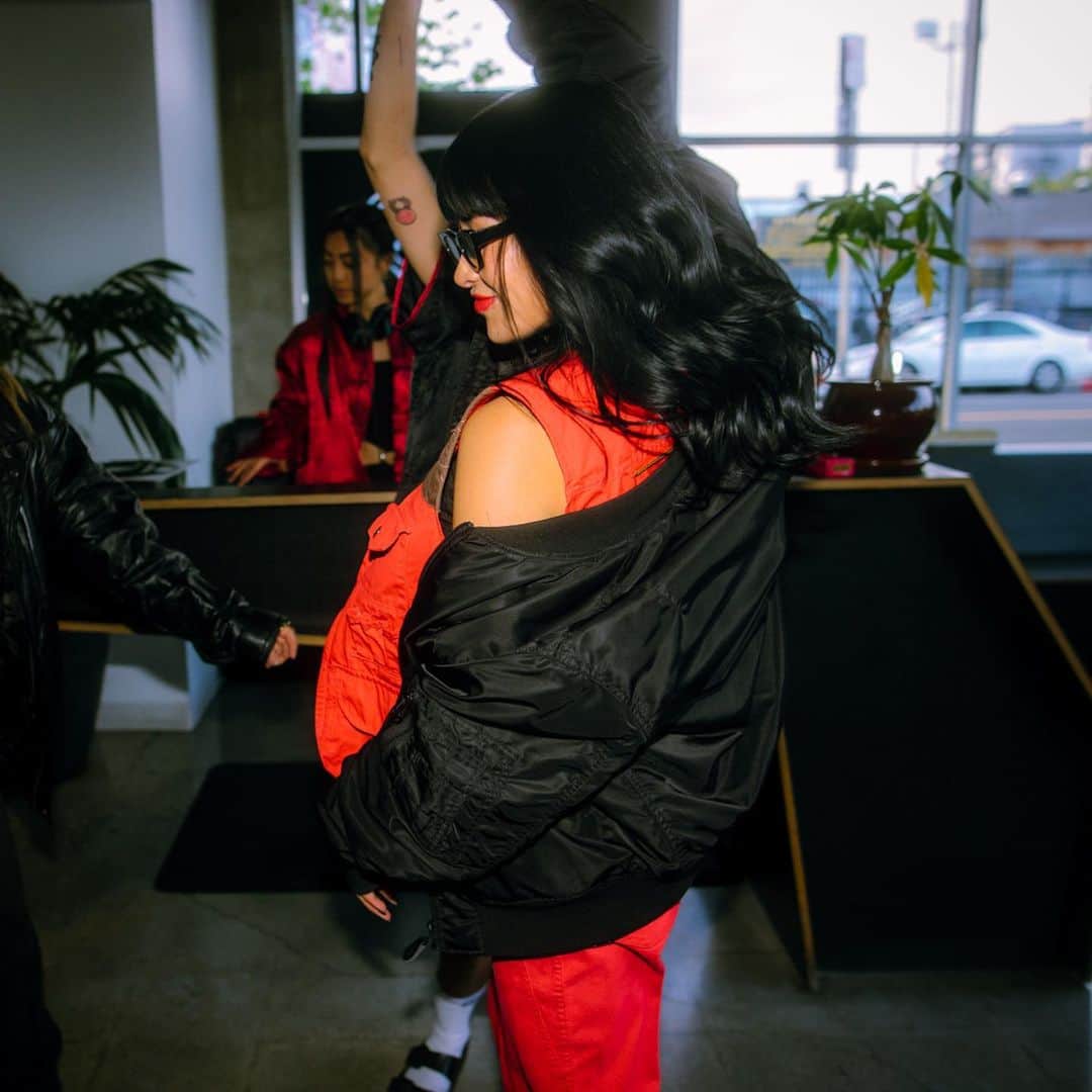 KanaKatanaのインスタグラム：「Back at @eightytwola tomorrow 🪩 jamming 4hs 10pm to 2am come by for one drink pregame before your warehouse venture 🪭or stay and hang with me :) Real photo of me fake dancing at 82👆🏻😆👆🏻 📸 @jamie.jar  👚 @taehouse___」