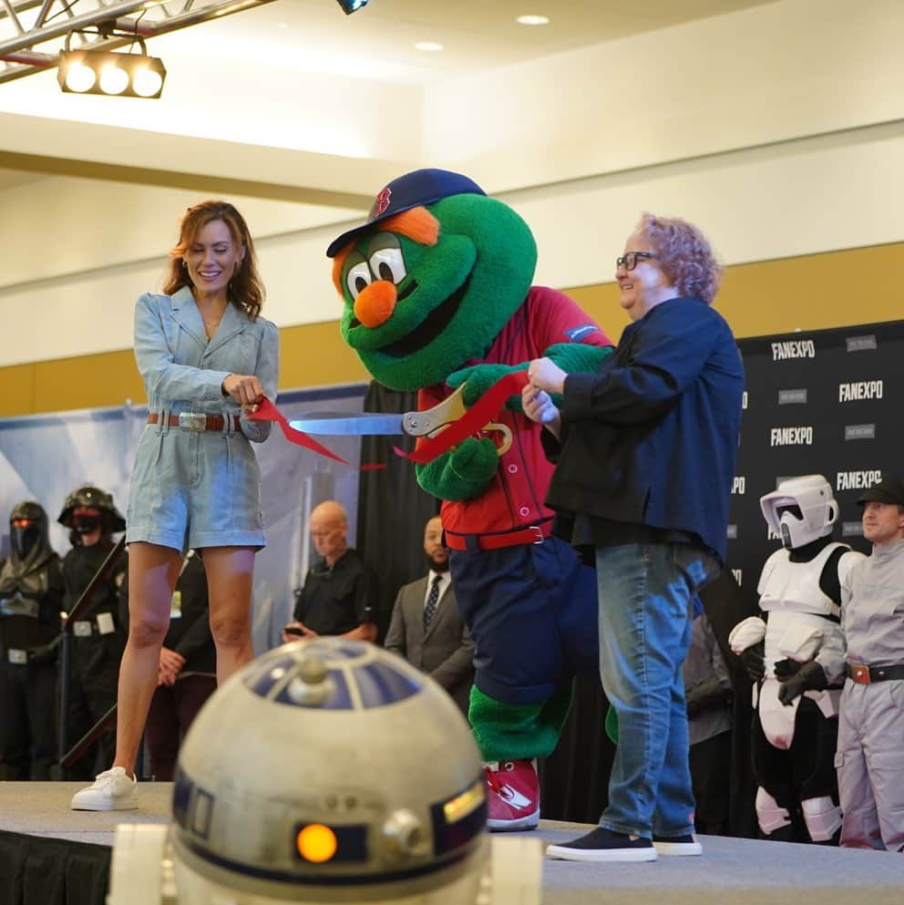 エミリー・スワローのインスタグラム：「Emily Swallow, Maile Flanagan, and Wally the Green Monster sure know how to kick off the weekend with a bang! Thank you for joining us for our ribbon cutting ceremony - let's get this party started.   #FANEXPOBoston #FANEXPOBoston2023 #boston #massachusetts #newengland #newyork #bostonma」