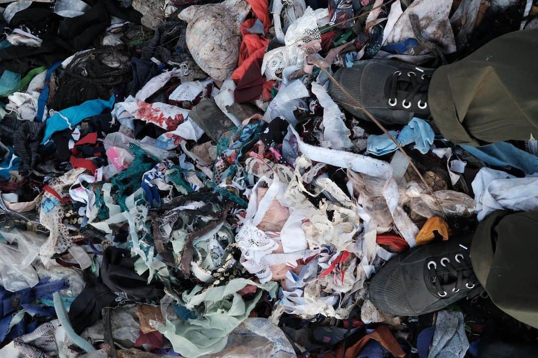 鎌田安里紗さんのインスタグラム写真 - (鎌田安里紗Instagram)「アフリカ最大級のゴミの集積地ダンドラ。ナイロビの中心から30分くらいの場所で、ナイロビ中のあらゆるゴミが集まってくる場所。  あちこちに服が埋まっていて、あちこちにハギレのかたまりがある。 ギコンバのトラクターは、ここに運んでくるんだな🦓🦓  わたしの身長くらいある巨大な鳥が飛び回り、豚や牛や犬、あらゆる動物が何かを食べている。 そして、人々は金属やペットボトルや、集めたらお金になるものを発掘している。服や靴も洗ったり直したりして売ることもあると言っていた。  生ゴミ、ペットボトル、服、ハギレ、タイヤ、金属、スマホケース、クリスマスの飾りのゴミ、落ちている色々なものを見ながら、自分の生活で出しているゴミと何も変わらないなと思った。 日本では、ゴミの日に出せば、適切な場所に運び、処理してくれる人がいて仕組みがあるので見えないだけで、ある意味状況は同じだろうと思った。  そして、日本にいると直行で焼却に向かってしまうようなものが、ここでは再度人の目が入り、使えるものがピックされていくという意味で無駄が減っているとも思った。  ゴミとは何か、どうなったらゴミなのか、地平線まで広がる山を歩きながら考えてしまった⛰」8月5日 5時56分 - arisa_kamada