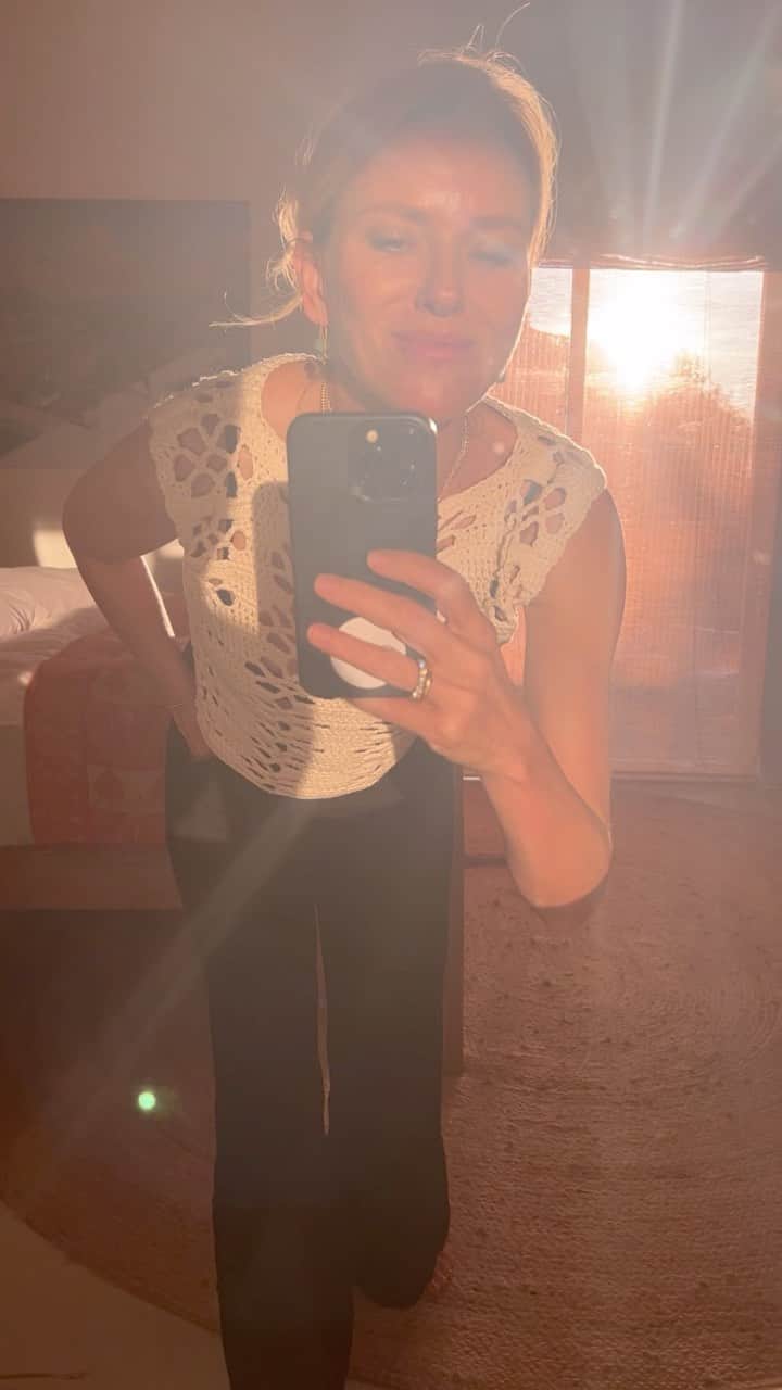 のインスタグラム：「When the light puts on a radiant GLOW but reality makes a horror SHOW 😱🤪 👹 😆☀️ #GoldenHour #TGIF」