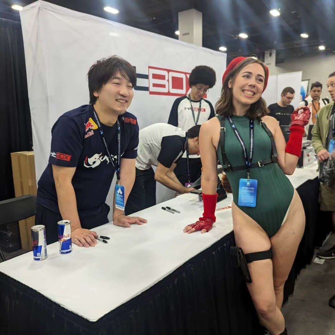 梅原大吾のインスタグラム：「ヒトボブースのサイン会で キャミィに遭遇！ Met this awesome Cammy at the @hitboxarcade booth! #Evo2023」