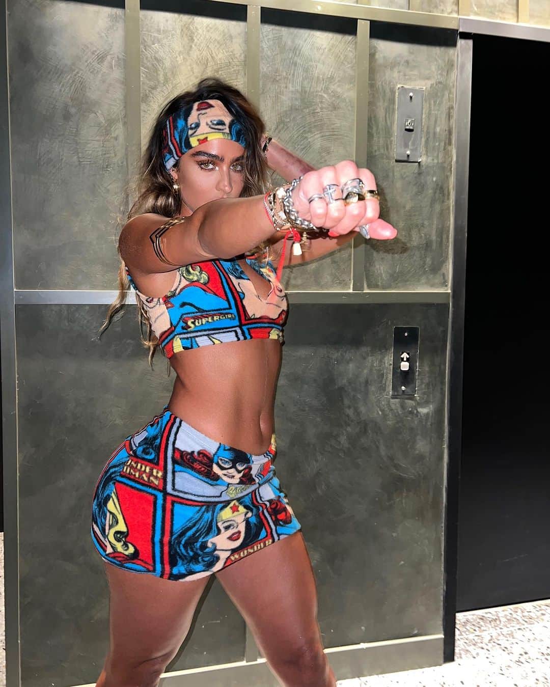 のインスタグラム：「i’m no barbie.. i’m wonder woman」