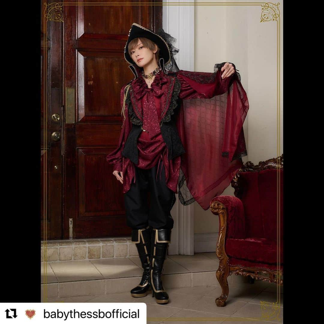 ルウトのインスタグラム：「💎 ファッションショーで着させていただいたお洋服です☺️  #Repost @babythessbofficial with @use.repost ・・・ ALICE and the PIRATES 新作ご予約「Prince of precious stone」シリーズ  ■店舗ご予約希望受付期間(抽選):2023年8月4日(金)～8月7日(月)12時 抽選結果は 2023年8月8日(火) 各店開店以降 店舗より順次ご連絡させていただきます。  ■通販ご予約期間(先着):2023年8月4日(金)12時～8月7日(月)12時  P19VT319 Prince of precius stoneショルダートレーン付き立衿ベスト 黒×ボルドー×黒ゴールドレース×ゴールド釦/黒×グリーン×黒ゴールドレース×ゴールド釦/黒×ネイビー×黒ゴールドレース×ゴールド釦 ¥42,800＋税  P19BL412 Prince of precius stone Roseブラウス オフ白×ゴールド釦/エンジ×ゴールド釦/紺×ゴールド釦/黒×ゴールド釦 ¥22,800＋税  P19PT605 Prince of precius stoneベルト付きロングパンツ 黒 ¥15,800＋税  P19OT016 Prince of precius stone 宝飾チョーカー ボルドーリボン×ゴールドA/Pカメオ・チェーン/ネイビーリボン×ゴールドA/Pカメオ・チェーン/黒リボン×ゴールドA/Pカメオ・チェーン ¥24,800＋税  P19OT017 Prince of precius stone ショルダーロープ飾り ゴールド ¥4,500＋税  P19HA940 Prince of precius stoneハット 黒×エンジバラ×ゴールドブレード・チェーン/黒×ネイビーバラ×ゴールドブレード・チェーン/黒×黒バラ×ゴールドブレード・チェーン ¥24,800＋税  #ALICEandthePIRATES #アリスアンドザパイレーツ」