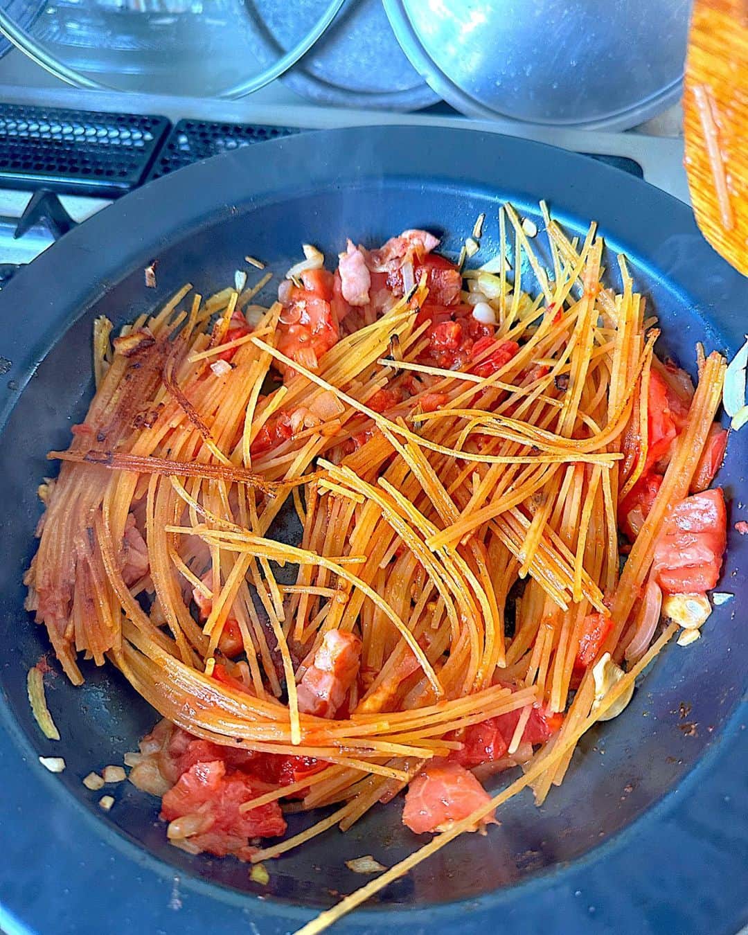 のインスタグラム：「暗殺者のパスタ。 ご飯作るの面倒だったので、鉄鍋ひとつで出来るという、噂の暗殺者のパスタを作ってみた！濃厚なトマト味がパスタに染みて、香ばしくて美味しい！！これはリピだわ。 ニンニク、玉ねぎ、腐りかけトマト、トマト缶、ベーコン、🌶️、で作りました。」