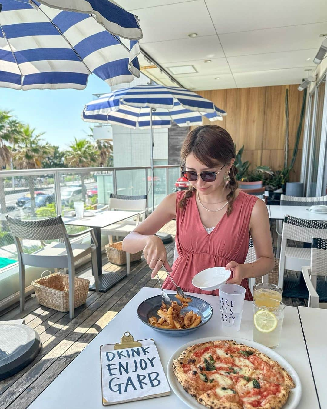 RIEさんのインスタグラム写真 - (RIEInstagram)「【 江ノ島日帰り旅 】 ⁡ 夏の始まりといえばココ☀️🍉 藤沢・江ノ島の定番＆穴場スポットを散策⛵️ ⁡ CHILLでリフレッシュな日帰り旅を満喫して 最高の夏スタートダッシュがきれました🐬𖤐 ⁡ 数えきれないほど訪れてる場所ですが 実は行ったことなかった😮という 穴場スポットも巡ることができました⛲️ ⁡ ⁡ ≫まだ夏らしいことしてない😩 ≫今年こそは満喫したい🥹 ≫久しぶりに行ってみようかな🤔 という方、子連れでのおでかけ、 デート、日帰り旅などで訪れるのに おすすめのスポットを紹介します👇🏼 ⁡ ⁡ 🏷️ 1枚目：新江ノ島水族館 enosui_com ずっと気になってて初めて行けました🌊 イルカショーもあり流行りの 映える水族館でもありました🐬 写真はエイが可愛すぎて 下からずっと見てられたスポット🐠 ⁡ 🏷️ 2.3枚目：GARB 江ノ島 @enoshima_garb  女子会やファミリーなど、 大人数で利用されている方が多かった🍾 休日の場合は予約なしだと 入れないことが多いみたいなので事前予約必須です📝 ⁡ 🏷️ 4枚目：8HOTEL SHONAN FUJISAWA @8hotel_fujisawa  話題のフォトジェニックスパ8WaterCave🧖🏼‍♀️ サウナは広々としていて、会話、 写真撮影OKというルール🫨 カップルや友達同士で来ている方が多かったです🌙 ⁡ 🏷️ 5枚目：江の島岩屋 江ノ島の裏側にある知る人ぞ知る秘境のようなスポット⛰️ 洞窟になっていて中はとっても涼しい🌪️ 岩の隙間から海が望めるスポットが美しかった🪼  🏷️ 6枚目：あさひ本店 江ノ島といえばコレ！というくらい みんなが食べているのが丸焼きせんべい🍘 写真は丸焼きエビせんべいと、青のせいべい🦐 ⁡ 🏷️ 7枚目：しらす問屋 とびっちょ しらすを使用した海鮮丼の種類が豊富🐟 江の島ビールと一緒に美味しくいただきました🍺 連日大盛況のお店ですが、 お店のHPよりEPARKの待ち状況確認も可。 時間を有効活用するためにも訪れる際には必見です⚠️ ⁡ 🏷️ 8枚目：シーキャンドル 江ノ島のシンボルでもあるシーキャンドル⚓️ 江ノ島散策中もずっと目印にして歩いてました🗽 ⁡ ⁡ ⁡ ⁡ ⁡ ⁡  #Fujisawa #Enoshima #Kanagawatrip #photo_jpn #japantravel #일본 #일본여행 #藤沢市 #江の島 #神奈川旅行 #神奈川観光 #江ノ島観光 #江ノ島グルメ #江ノ島ランチ #新江ノ島水族館 #えのすい #水族館巡り #江の島岩屋 #8hotel #日帰り旅行 #おすすめスポット」8月5日 11時50分 - rie_tabi