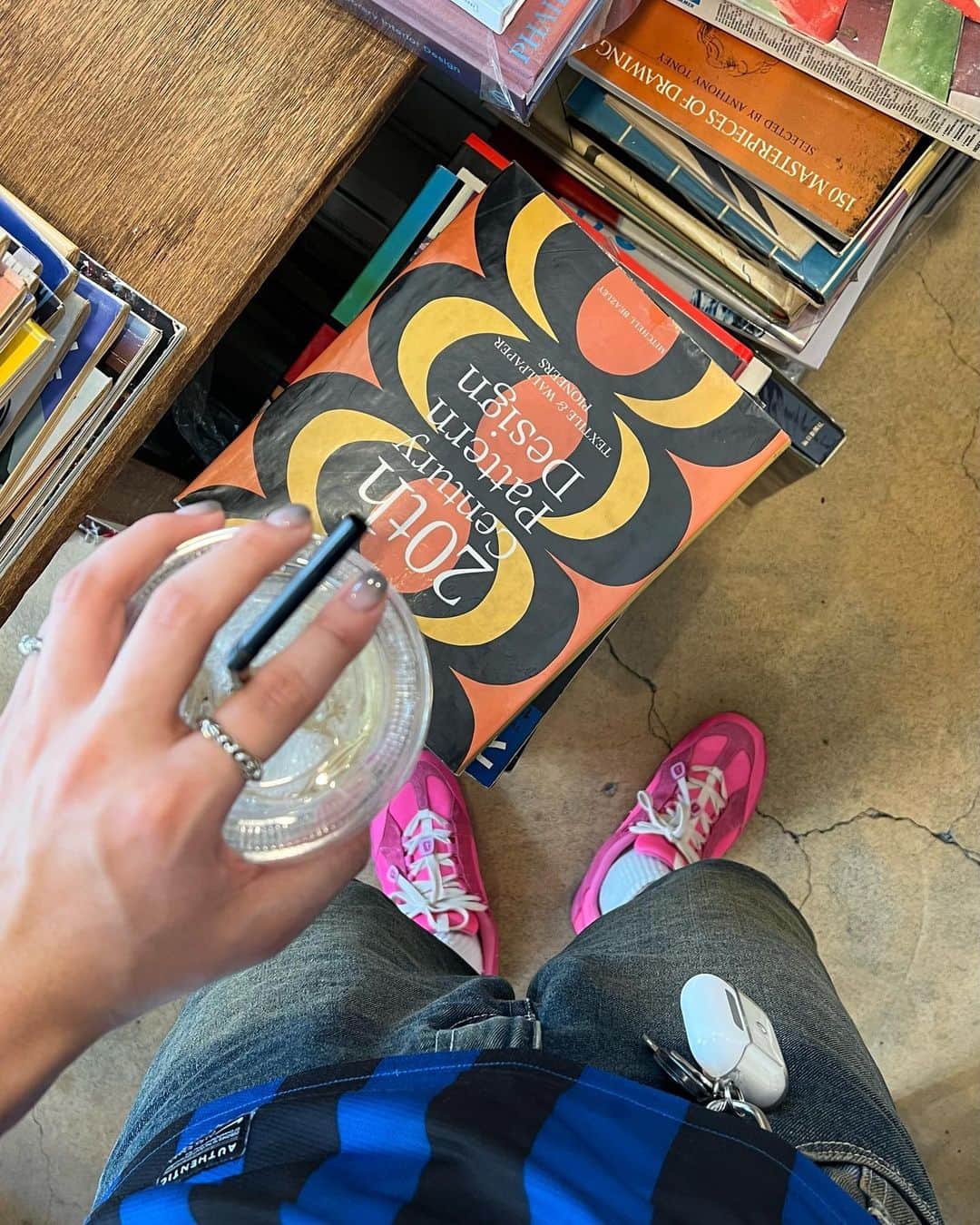 まきとんのインスタグラム：「osaka day trip vlog link in bio⭐︎ sneaker #nikejacquemus  nails @yu_mensnail  . . . #nails #vlog #osaka #osakacafe #nike #jacquemus #jorts」