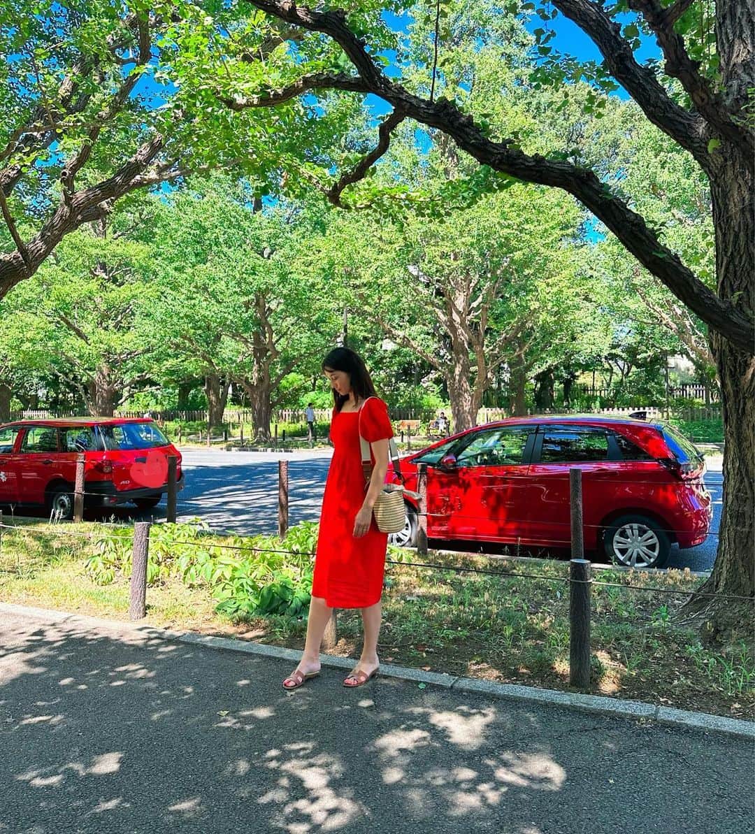 滝川その美のインスタグラム：「暑い！暑すぎます🥹でもお天気は最高なのよね。　 週明けから関東もお天気崩れるとか。  久しぶりに私服をアップしてみました。 赤と青と緑のコントラストが綺麗だったので。  #35℃超え #summer  #ootd」