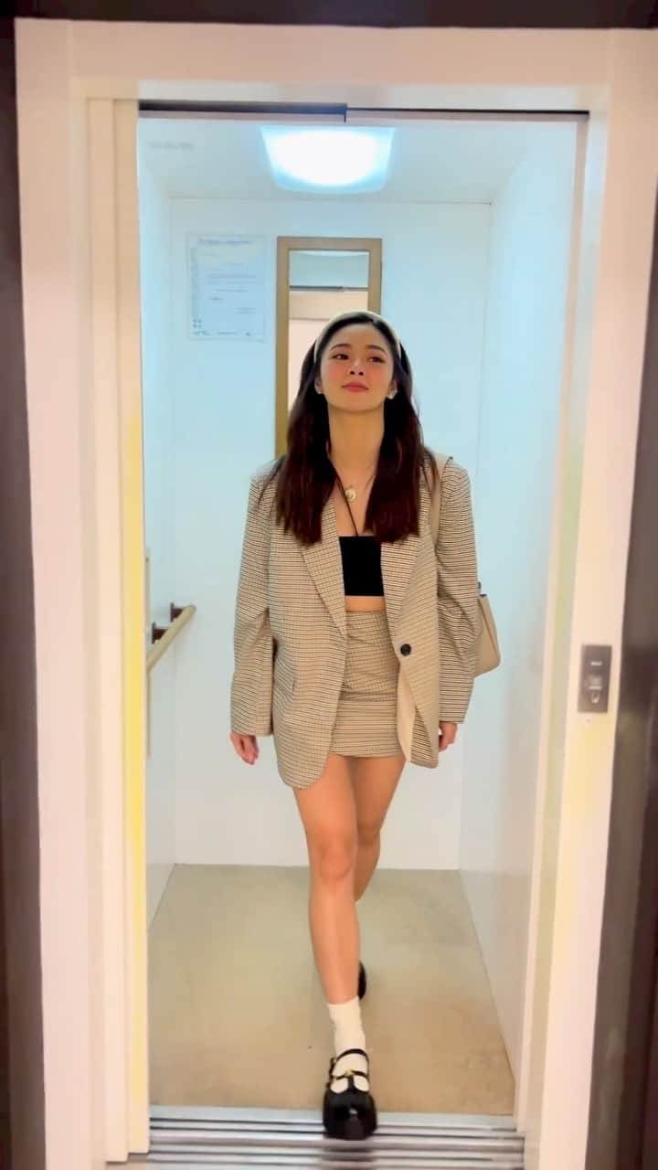 Kim Chiuのインスタグラム：「It’s a #GoToBeloWithMe kind of video.💕   I always love visiting @belobeauty clinic as I give myself tender loving care!😍 Thank you, dra @victoria_belo @dochayden and #BELOMorato for always caring for me!😘 Did my favorite treatments, #BeloHydraFacial #BELOonda and #CinderellaDrip 😘 Left the clinic feeling fresh and ready for the week ahead!😉  Have a great weekend, everyone!😘」