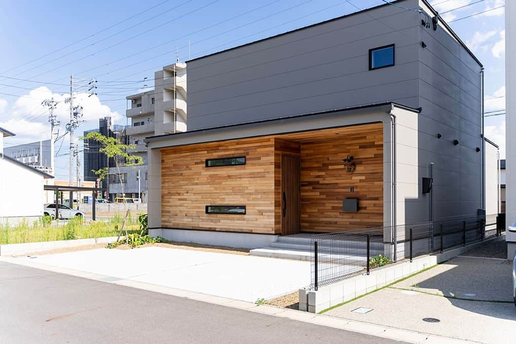 伸和建設株式会社のインスタグラム：「お家の相談は伸和建設へ♪ 施工事例⇒ @shinwa_kensetsu  〝木目がアクセントのモダンな外観〟  📝スタイリッシュ　木目調　おしゃれな空間  #伸和建設 #TheValueFromLiving #住んでからの価値を ----------------------------------------------------- ✨公式YouTubeチャンネル開設✨ ----------------------------------------------------- 👉ルームツアー動画も公開中♪ 　 チャンネル登録をお願いします🎀 . ～ご来場のお客様へ～  マスク着用😷は任意とさせて頂きます。 検温・手指の消毒に引き続きご協力をお願いします。  スタッフブログも随時更新中♪ おうち時間のおともに💁‍♀️  #新築 #注文住宅 #リフォーム #デザイン住宅 #デザインハウス #design #工務店 #岐阜工務店 #岐阜の工務店 #自然素材 #かっこいい家 #おしゃれな家 #インテリア #家族のいる暮らし #子供のいる暮らし #失敗しない家づくり #家事動線 #家事ラク #マイホーム #マイホーム計画 #マイホーム記録 #施工事例 #暮らし #心地いい暮らし」