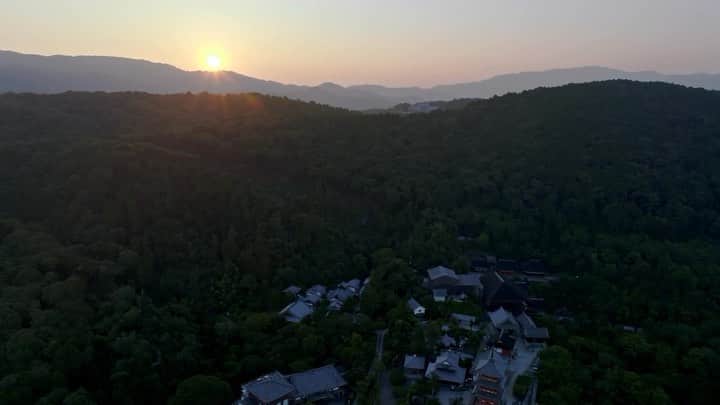 清水寺のインスタグラム：「Sunrise | 夜明けの境内」