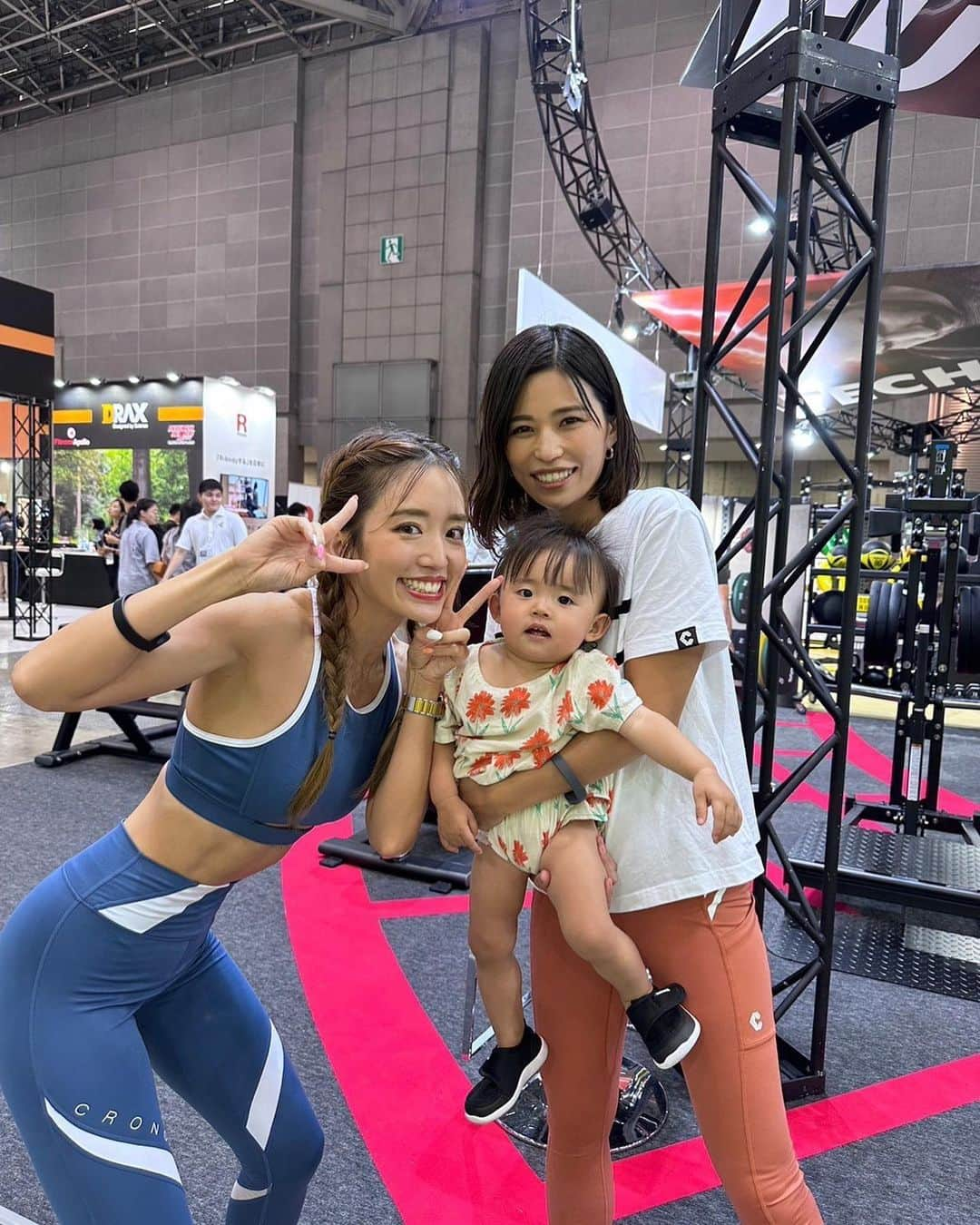 ANNA さんのインスタグラム写真 - (ANNA Instagram)「SPORTEC2023のMATRIX×EGYMブースで3日間デモンストレーターとして出演させて頂きました✨  久々のお仕事にどうなる事かと思いましたが、優しくてフレンドリーなスタッフの皆さんと、最高に可愛くて優しい出演者のみんなのおかげで楽しく終える事が出来ました🥹  会場でお話して頂いた皆様もありがとうございました🧡  ①2日目予告なしに現れた娘👶 ②みんな可愛過ぎて勘弁してくれ😮‍💨❤️‍🔥 ③④ @emiyanagimoto ちゃん、全力であやしてくれて、娘嬉しそう😂❤️ ⑤⑥逃走 ⑦ @yuji_y_fitness さん、黒過ぎてあんまり写ってないけど、本当にありがとうございました🥹✨笑 ⑧チームMATRIX(キラキラが過ぎる16歳の @ao_ichinose_821 ちゃんと、顔は怖いけど中身は優しい副社長と、見た目も中身も優しいジョンソンのみなさん)  #MATRIX #EGYM #SPORTEC2023」8月5日 6時57分 - anna_flare