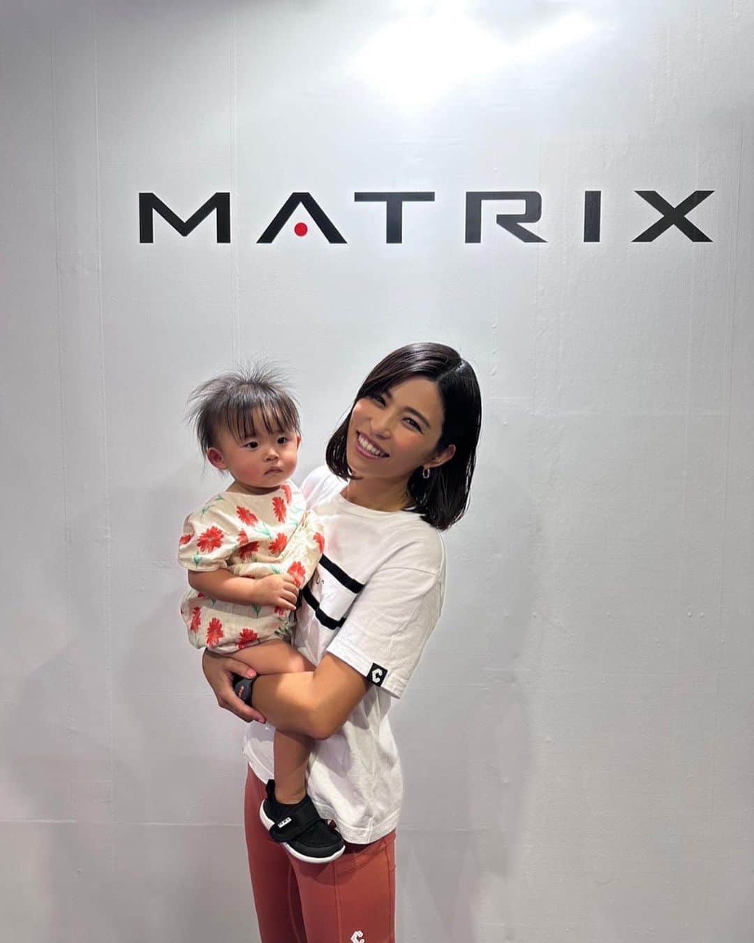 ANNA のインスタグラム：「SPORTEC2023のMATRIX×EGYMブースで3日間デモンストレーターとして出演させて頂きました✨  久々のお仕事にどうなる事かと思いましたが、優しくてフレンドリーなスタッフの皆さんと、最高に可愛くて優しい出演者のみんなのおかげで楽しく終える事が出来ました🥹  会場でお話して頂いた皆様もありがとうございました🧡  ①2日目予告なしに現れた娘👶 ②みんな可愛過ぎて勘弁してくれ😮‍💨❤️‍🔥 ③④ @emiyanagimoto ちゃん、全力であやしてくれて、娘嬉しそう😂❤️ ⑤⑥逃走 ⑦ @yuji_y_fitness さん、黒過ぎてあんまり写ってないけど、本当にありがとうございました🥹✨笑 ⑧チームMATRIX(キラキラが過ぎる16歳の @ao_ichinose_821 ちゃんと、顔は怖いけど中身は優しい副社長と、見た目も中身も優しいジョンソンのみなさん)  #MATRIX #EGYM #SPORTEC2023」