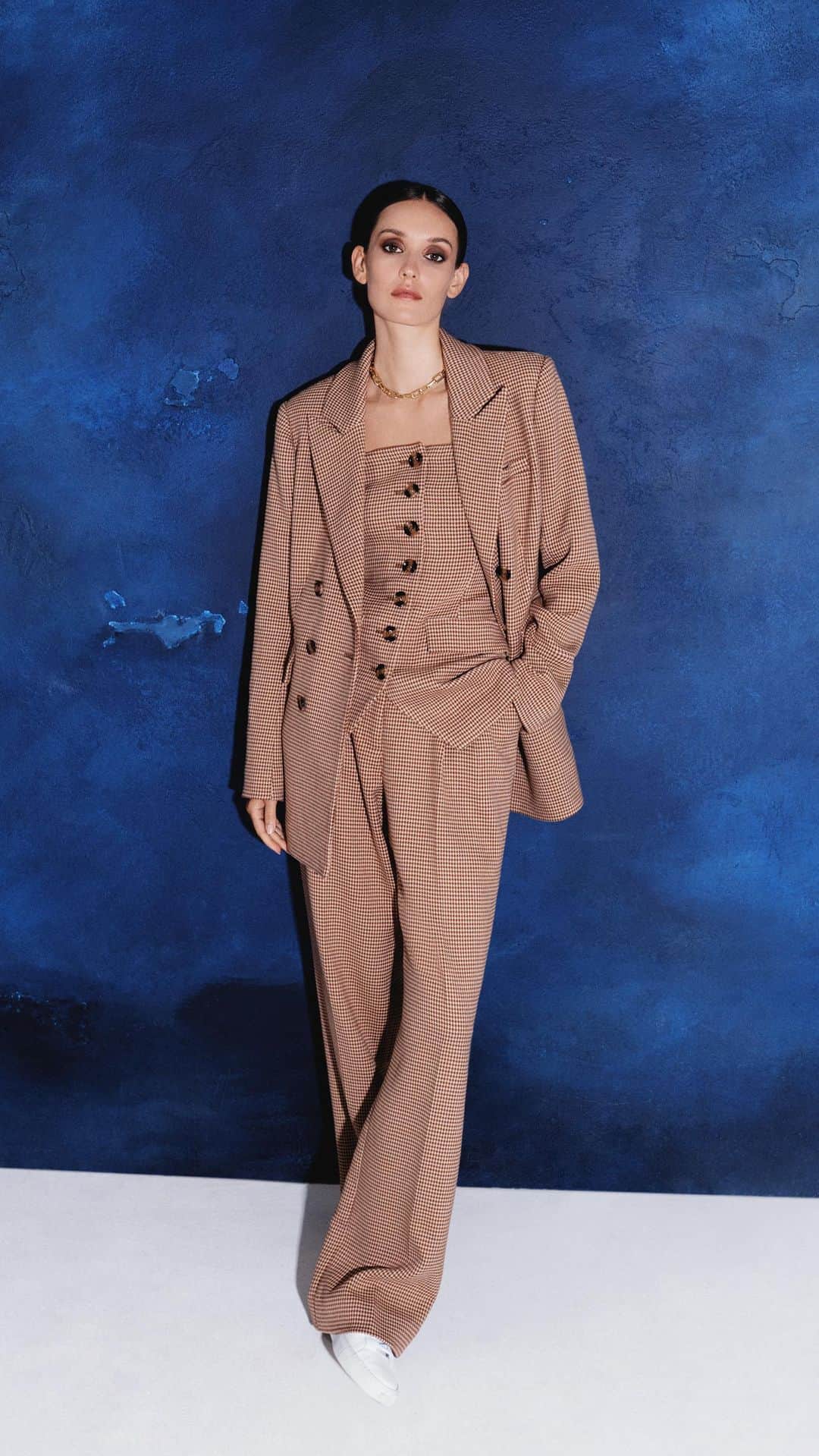 Saks Fifth Avenueのインスタグラム：「New at Saks: Sophisticated tailoring to ensure ~you’re~ the @favorite.daughter. Tap View Products or head to the link in our bio to shop @sarafoster and @erinfoster’s sister-founded label. #Saks」