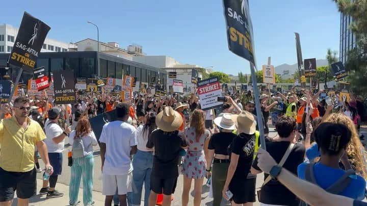 ポール・アデルスタインのインスタグラム：「#unionstrong @sagaftra Today at universal with @jaugustrichards  Video by @meanbeard」